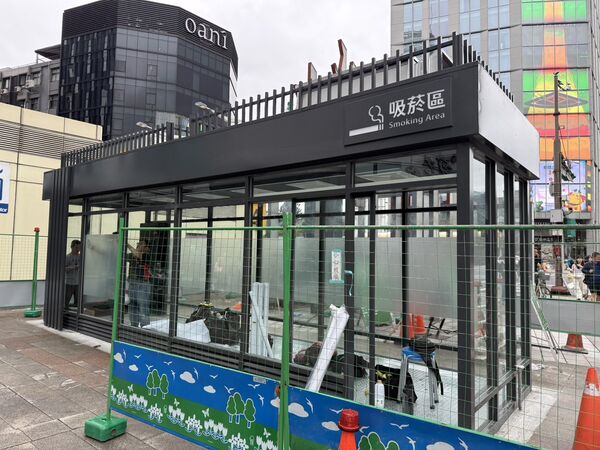 為推動無菸城市，台北市政府規劃建置19處戶外吸菸室與吸菸區，其中3處落在西門町商圈。（北市府提通）