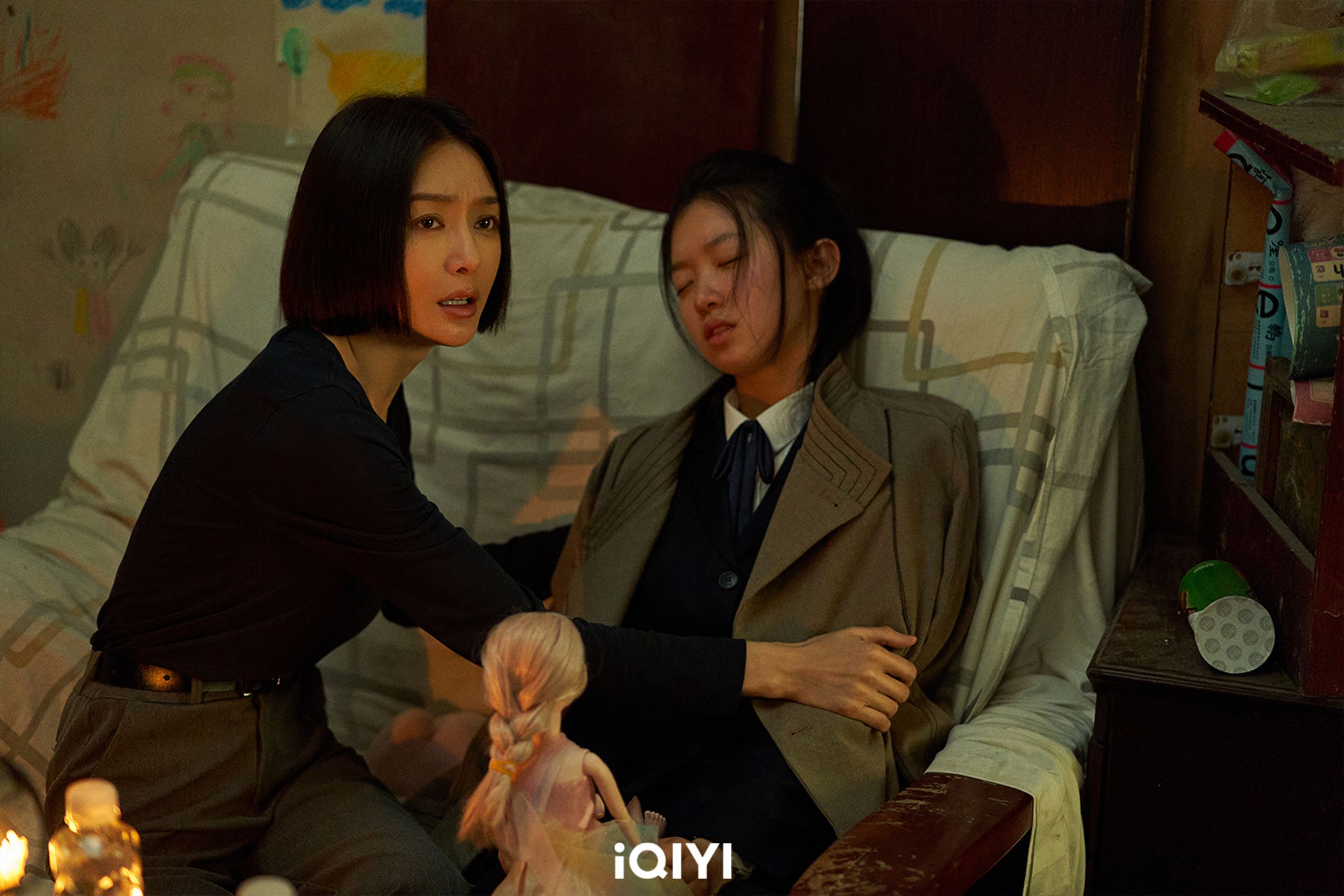 秦嵐深入校園偵查案件。(愛奇藝國際站提供)
