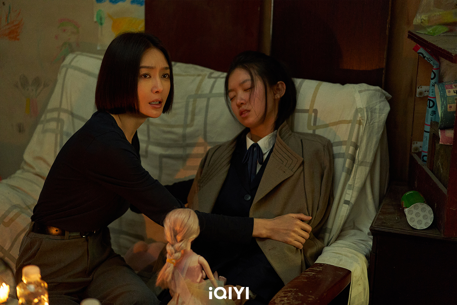 秦嵐深入校園偵查案件。(愛奇藝國際站提供)