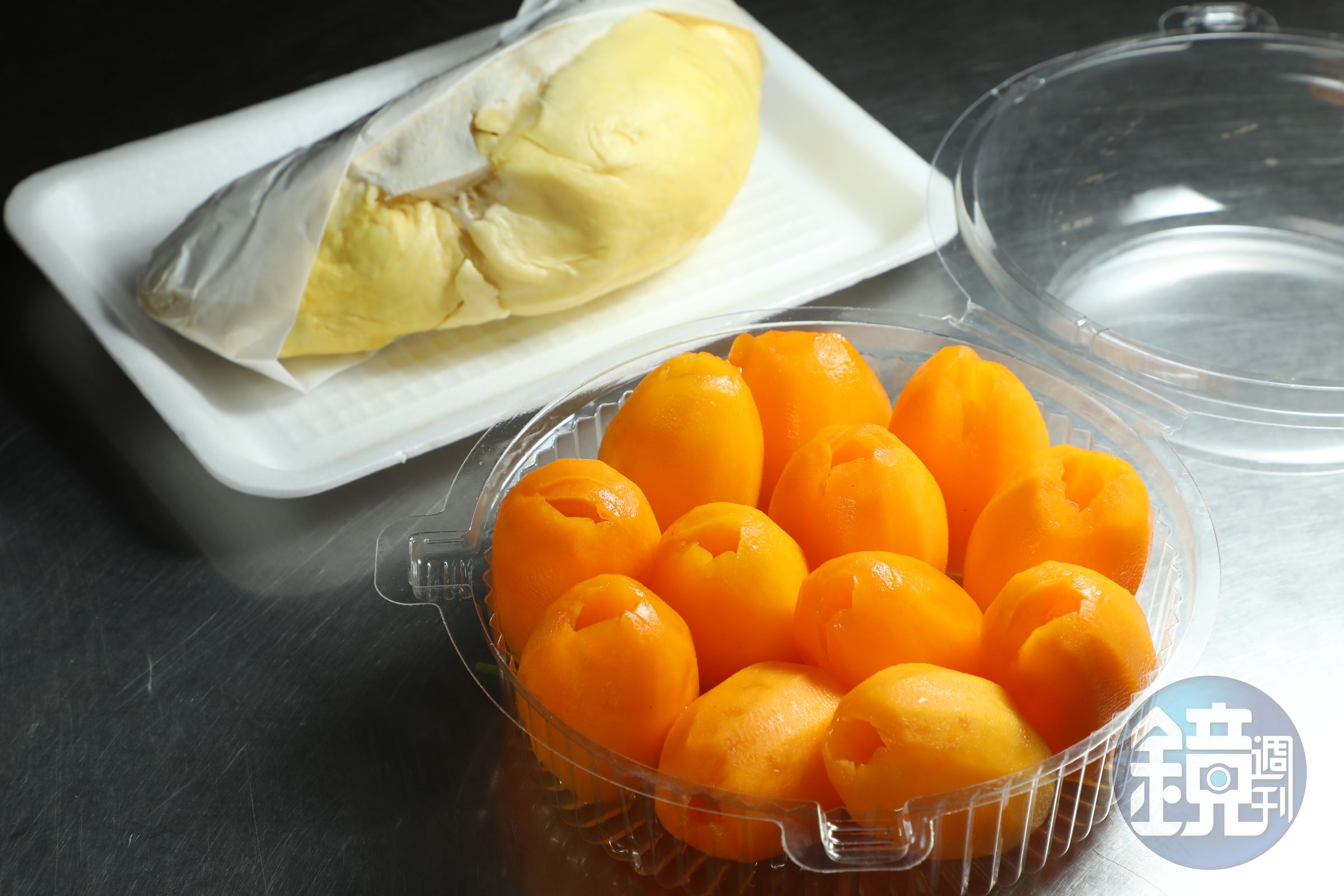 現場可大啖處理好的「瑪麗安李」（前，150泰銖／盒，約NT$132）與「榴槤」（後，500泰銖／份，約NT$440）。