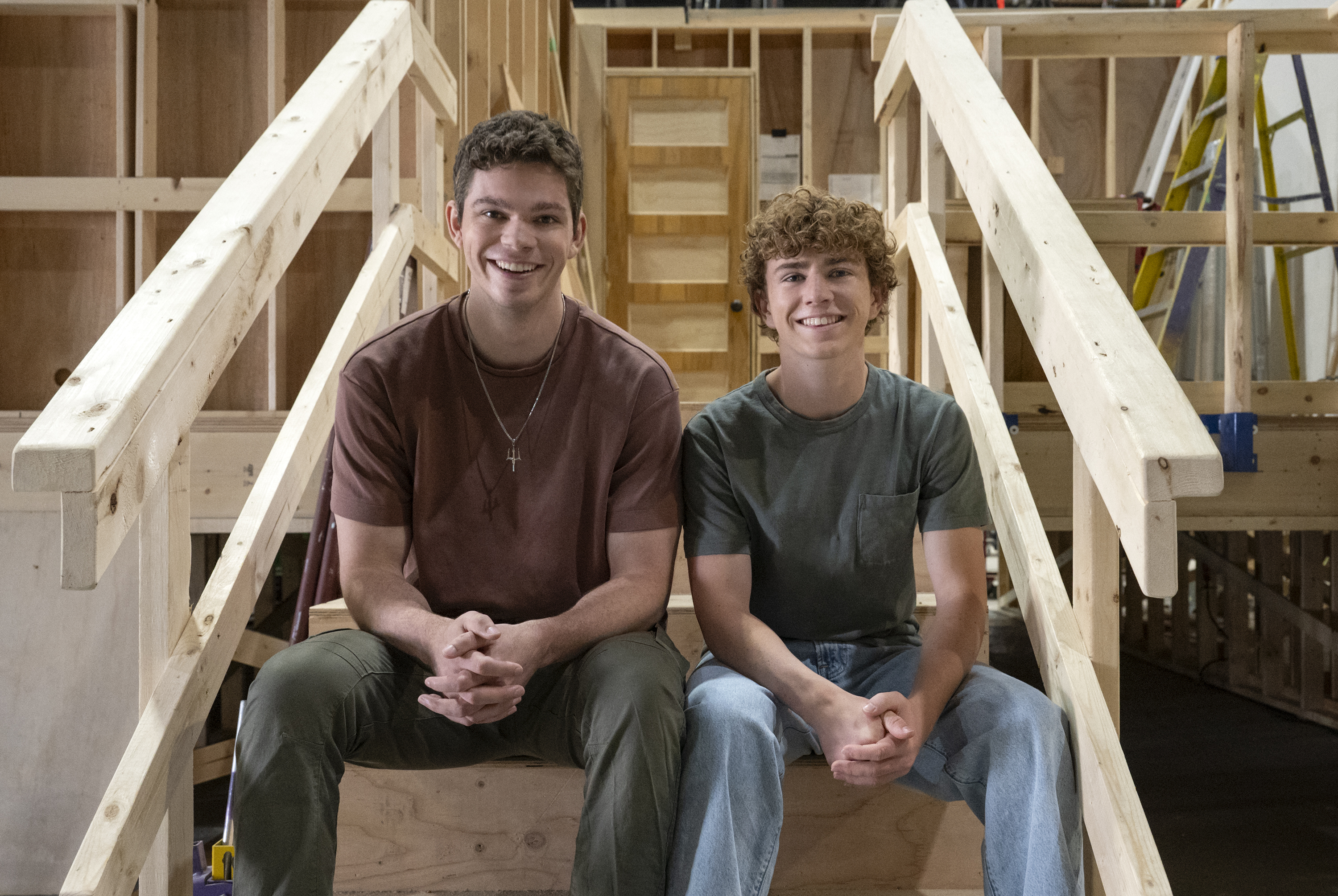 丹尼爾迪默(左)將加入影集《波西傑克森》第2季,扮演泰森,跟沃克斯科貝爾(右)扮演的波西傑克森是同父異母的兄弟。(Disney+提供)