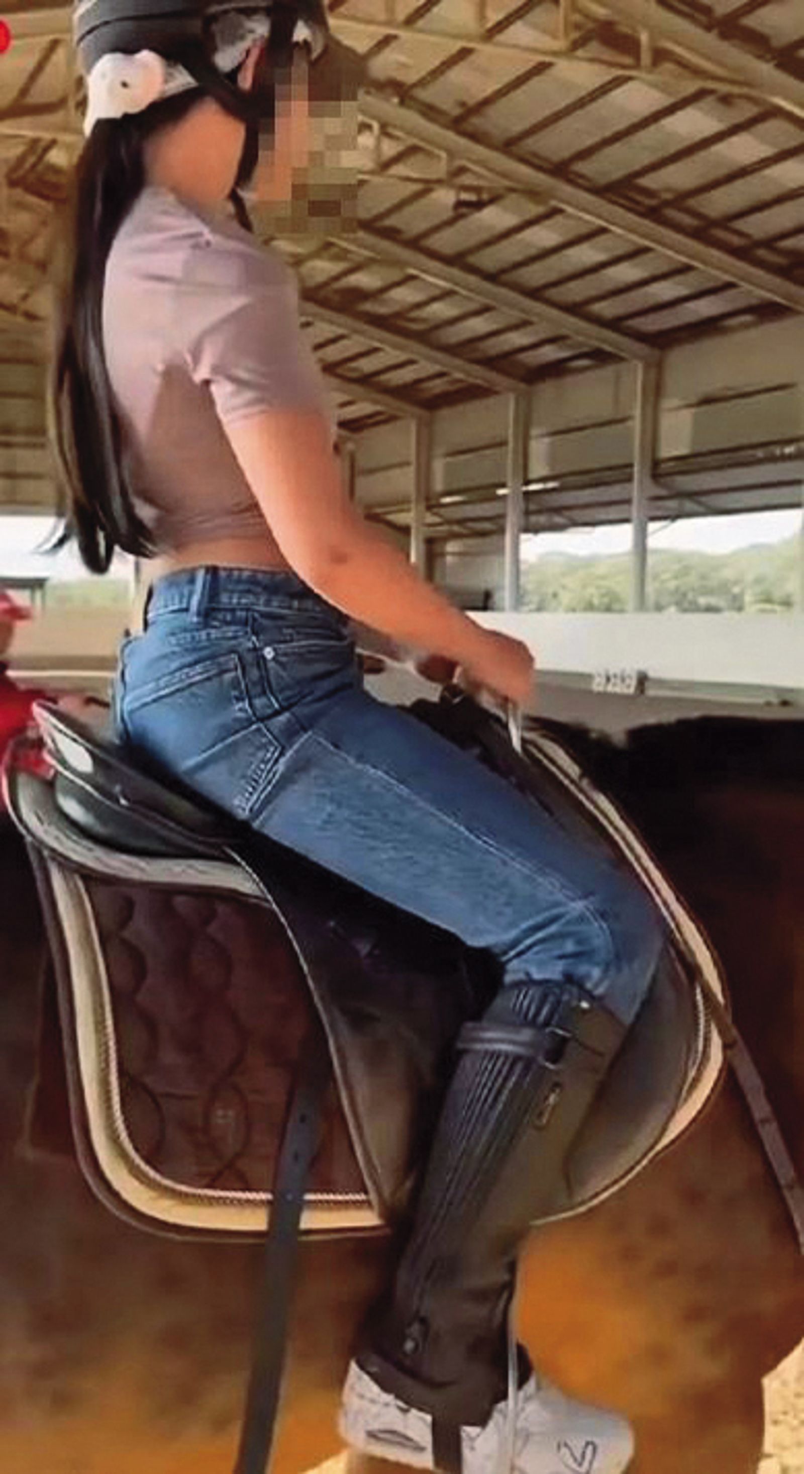 因女友Mandy愛騎馬，汪小菲經常帶著女兒去騎馬場。（翻攝自汪小菲微博）