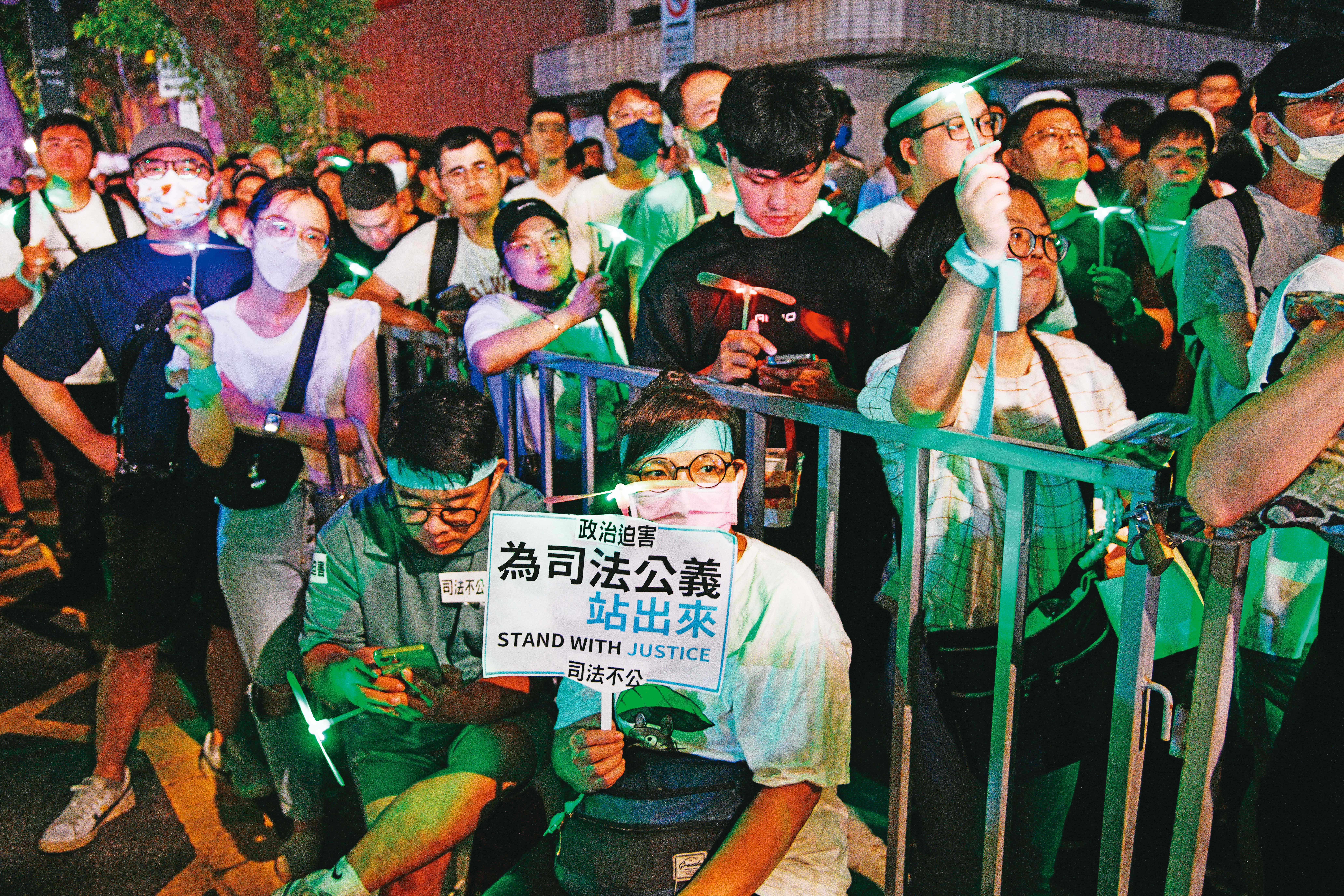 民眾黨面對柯文哲的官司爭議，想盡辦法將司法程序政治化，來凝聚支持者。