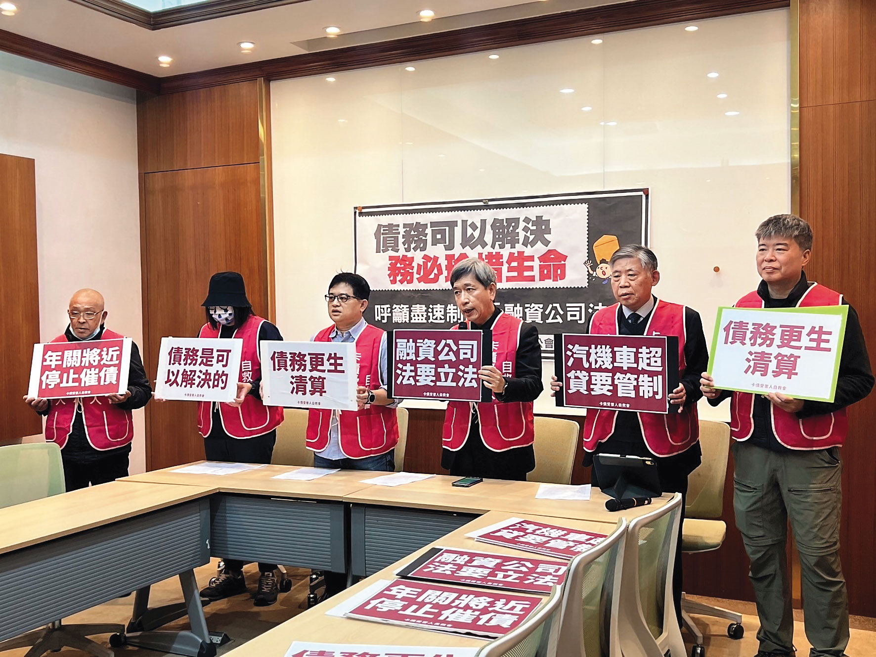 至今仍有許多民眾不知有《消費者債務清理條例》，有些債務人被逼債下因此輕生，為此林永頌與卡債自救會多次召開記者會呼籲。（翻攝卡債受害人自救會粉專）