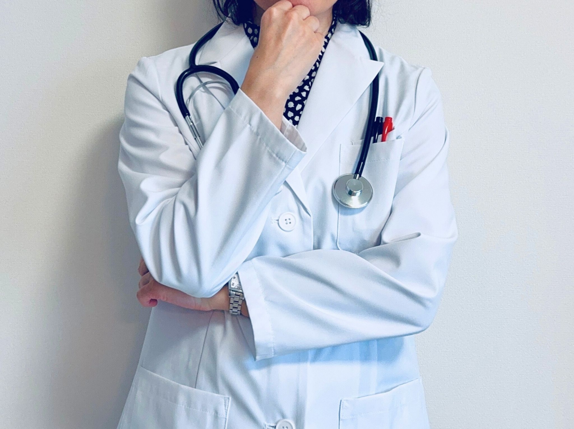 南部一名女醫生被控出軌指導教授，被元配抓包還辯稱遭權勢性騷。（示意圖，photoAC）