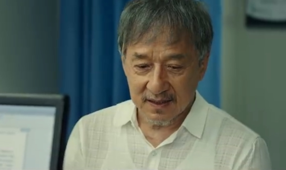 71歲成龍最近在新片中演出罹患阿茲海默症的老人。（翻攝自成龍微博）