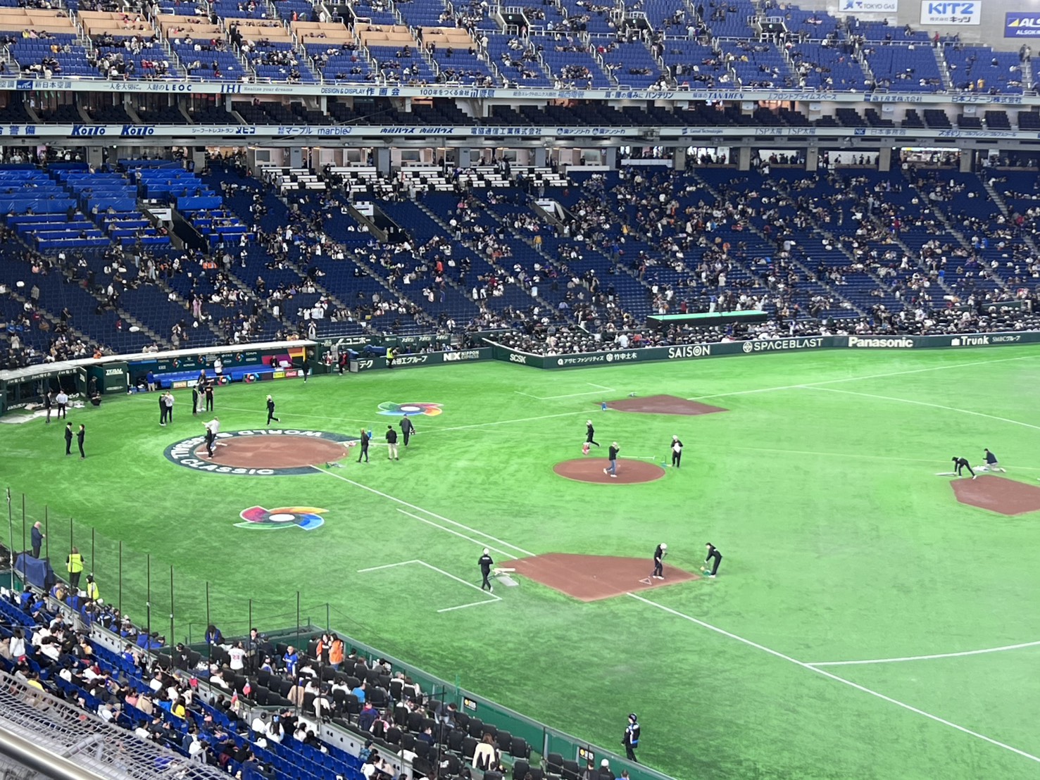 場內畫面曝光。
