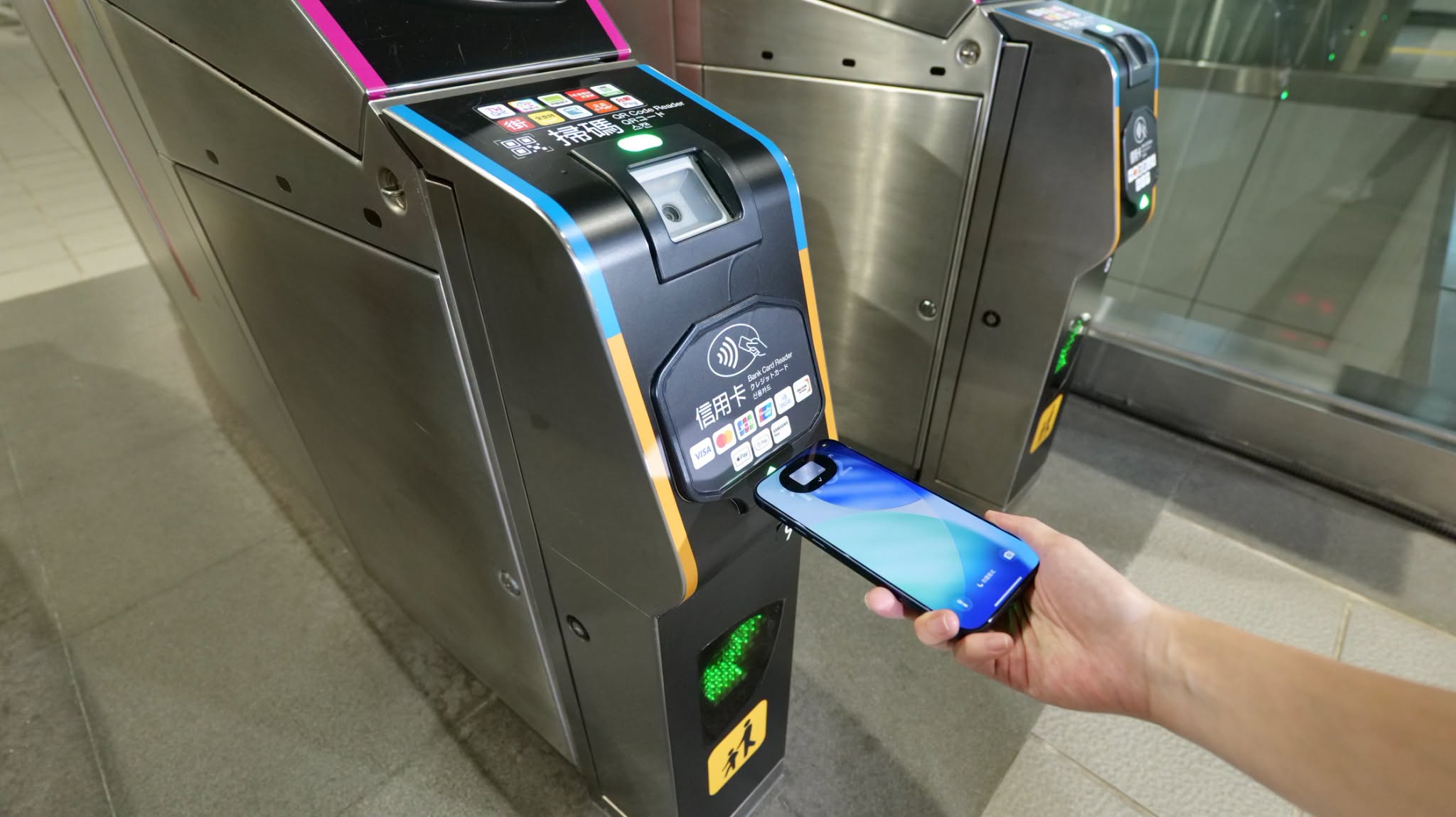 北捷正式宣布從7月1日起，Apple Pay使用者可從「錢包」App中啟用Apple Pay「快速交通模式」，僅需將iPhone靠近閘門感應區，即可通過。（翻攝自台北捷運臉書）