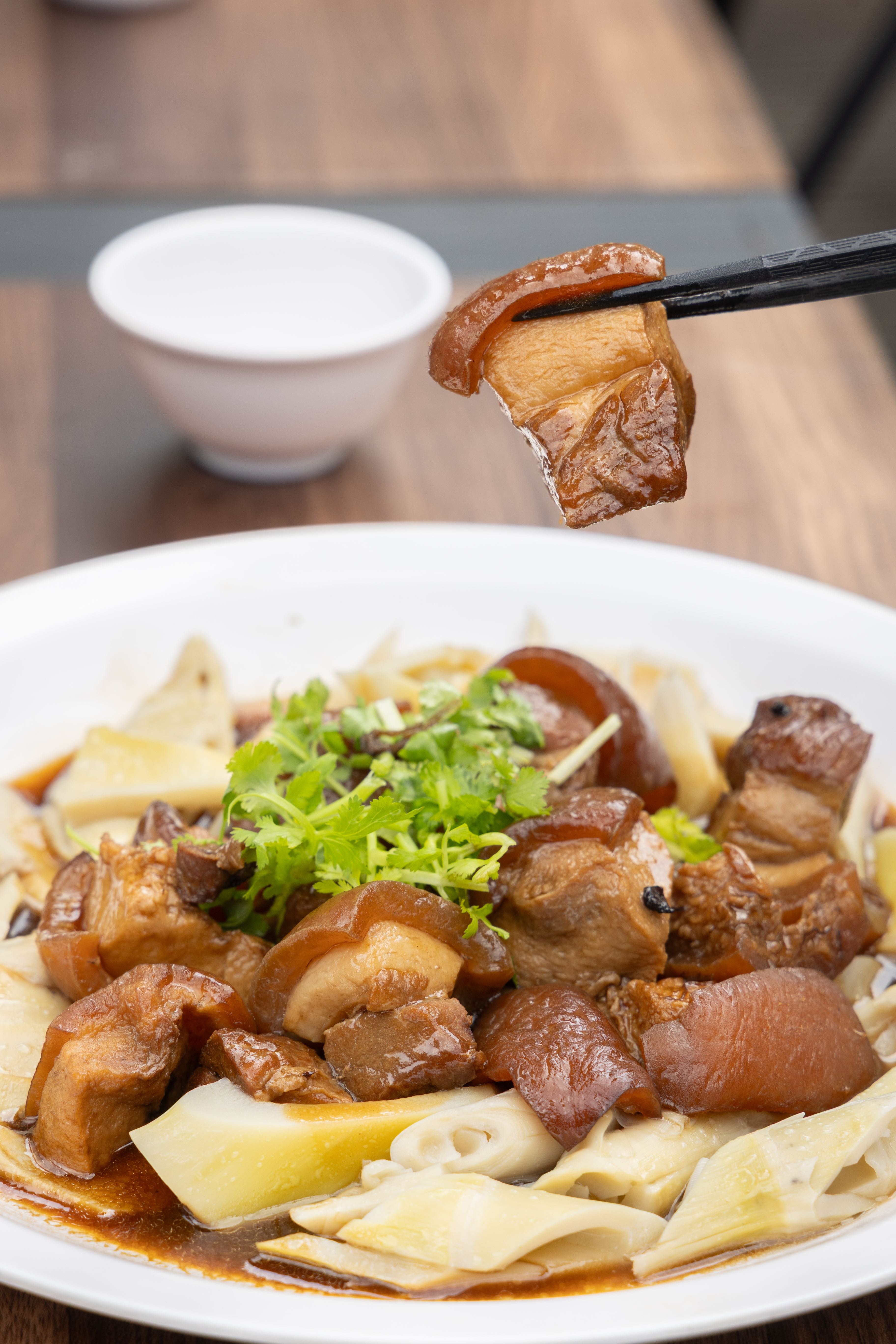 客家風味的「筍干滷肉」使用在地豬肉,三層肉鹹香下飯。(4,000元合菜菜色)