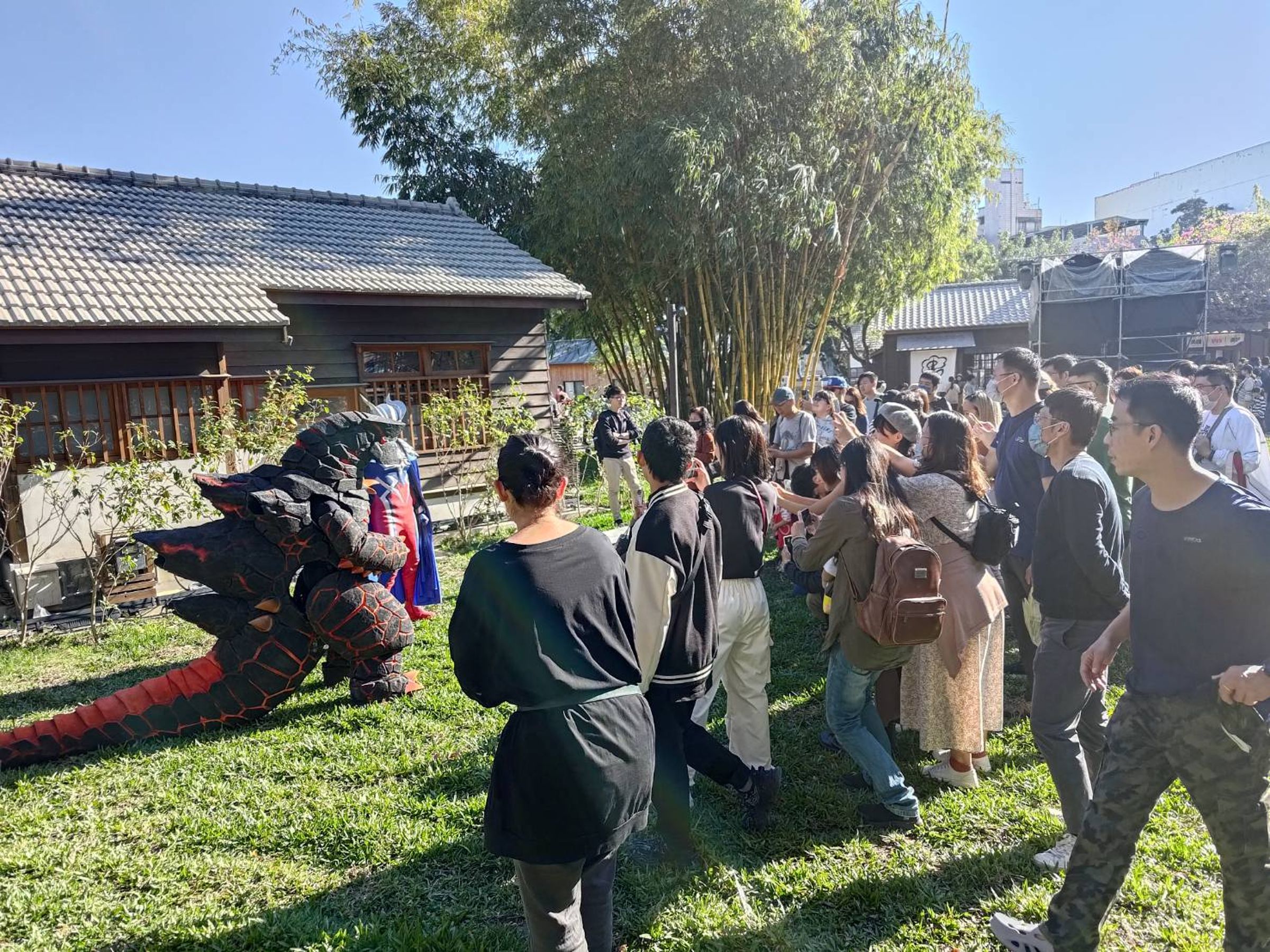 本土怪獸「大黑」在台中國家漫畫博物館現身，受到民眾關注。（翻攝自特製隊臉書）