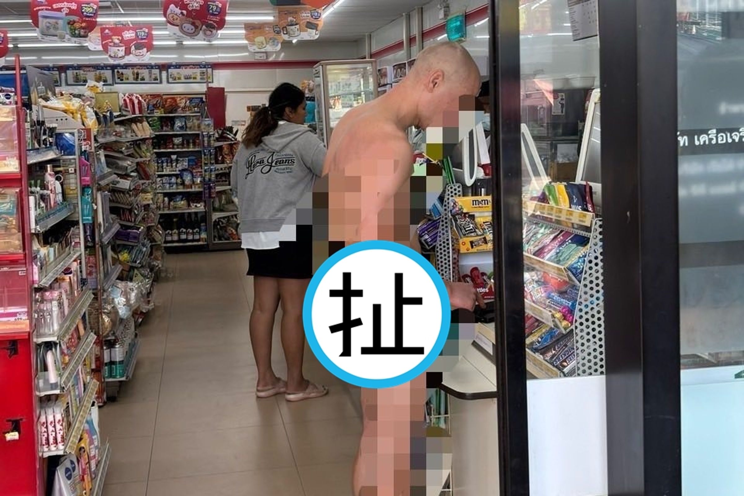外籍男子全裸騎摩托車,在市場及便利商店購物,並手握下體。(翻攝自North Now臉書)
