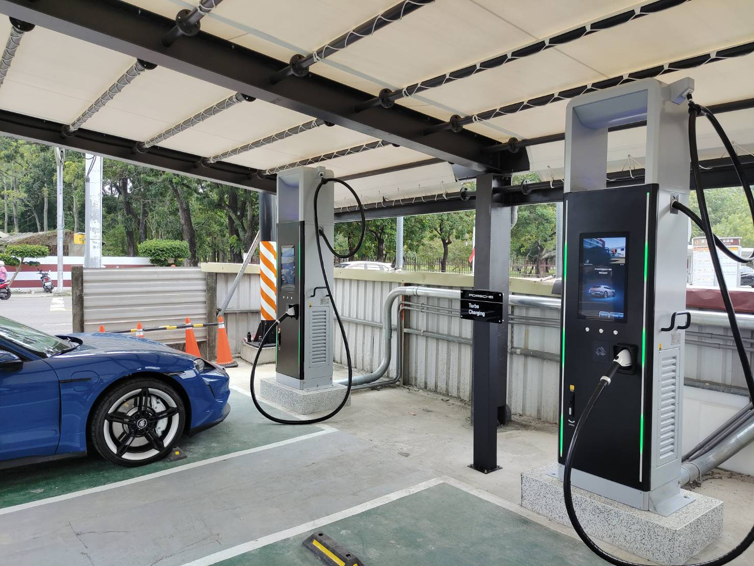 馳諾瓦科技將與台灣保時捷合作，於2024年前在全台建置10至12座DC超級快速充電站。（馳諾瓦科技提供）