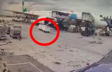 長榮航空一架自曼谷飛往桃園的飛機9日因曼谷地勤失誤，導致飛機發動機外罩毀損。（翻攝自記者爆料網）