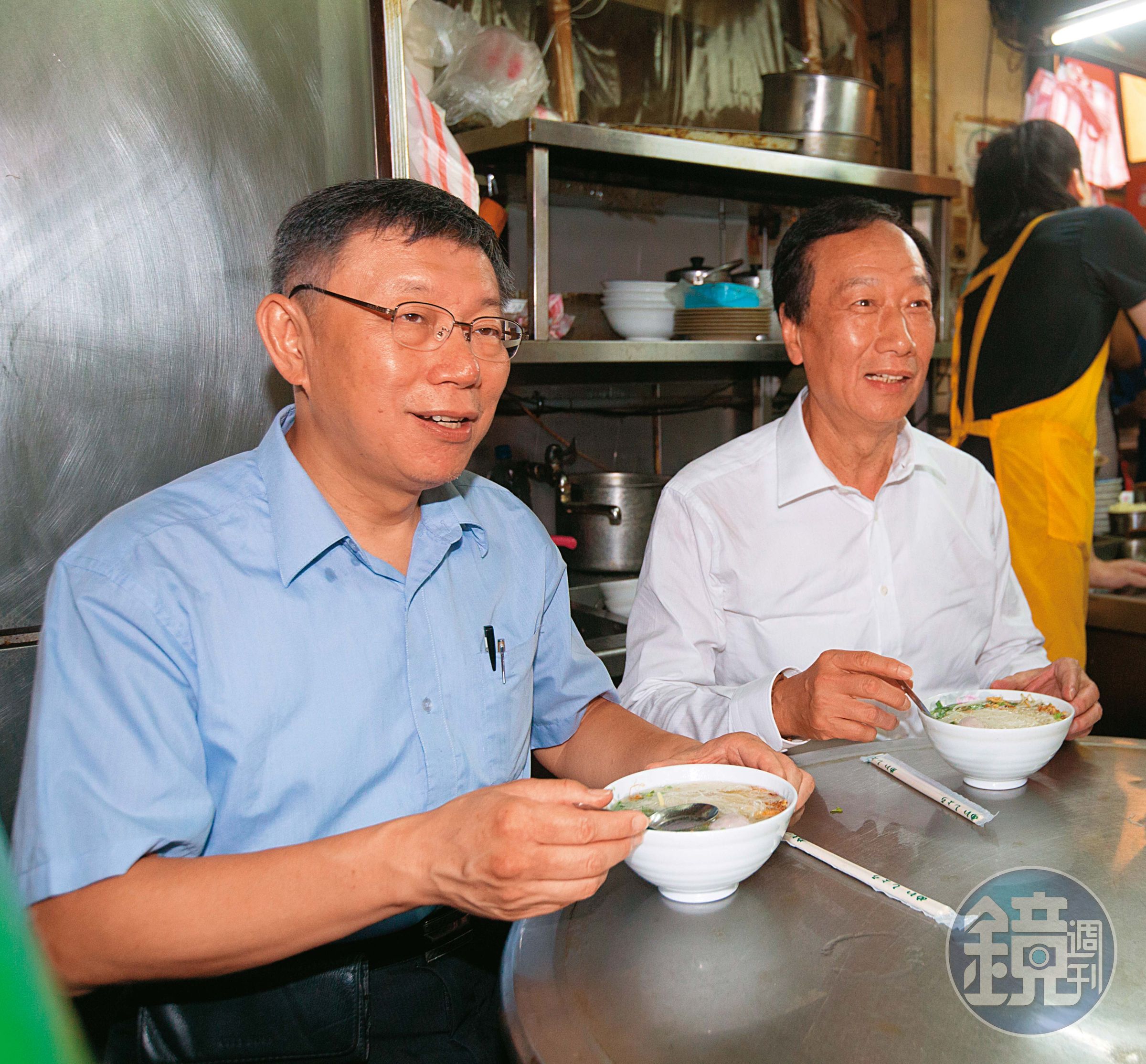 柯文哲(左)、 郭台銘(左二)屢屢同台,「柯郭合」的話題今後仍有發酵空間。(林煒凱攝)