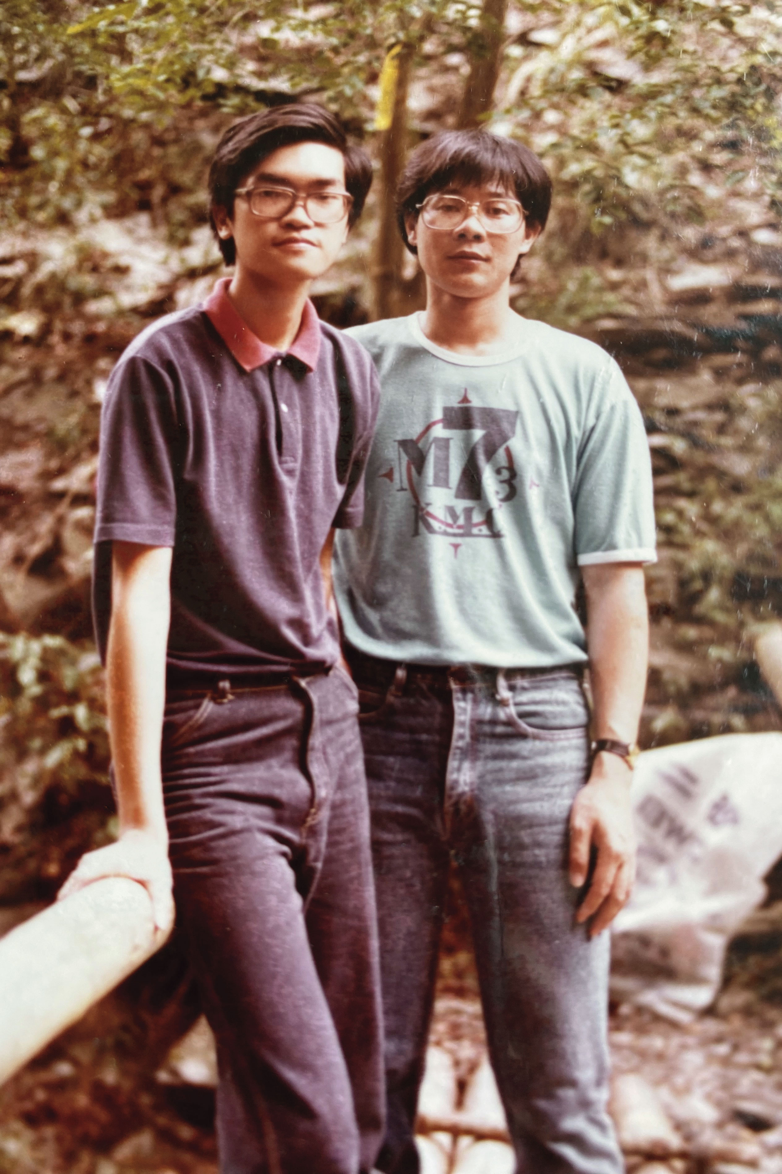 大一時戶外教學，葉漢根（右）與好同學合影。（葉漢根提供）