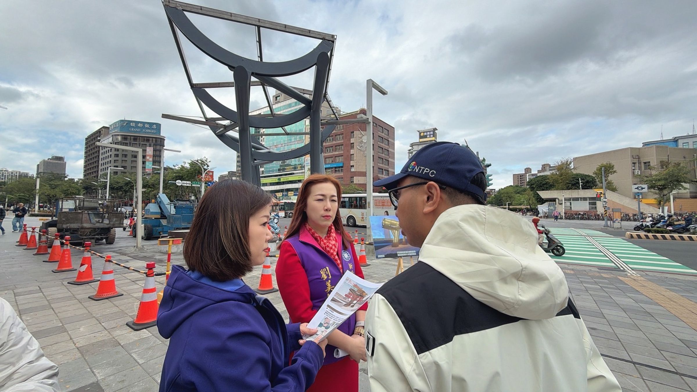 針對板橋游龍天橋活化工程造成環境問題，新北市議員劉美芳（中）直言應淘汰不合時宜設施。（劉美芳服務處提供）