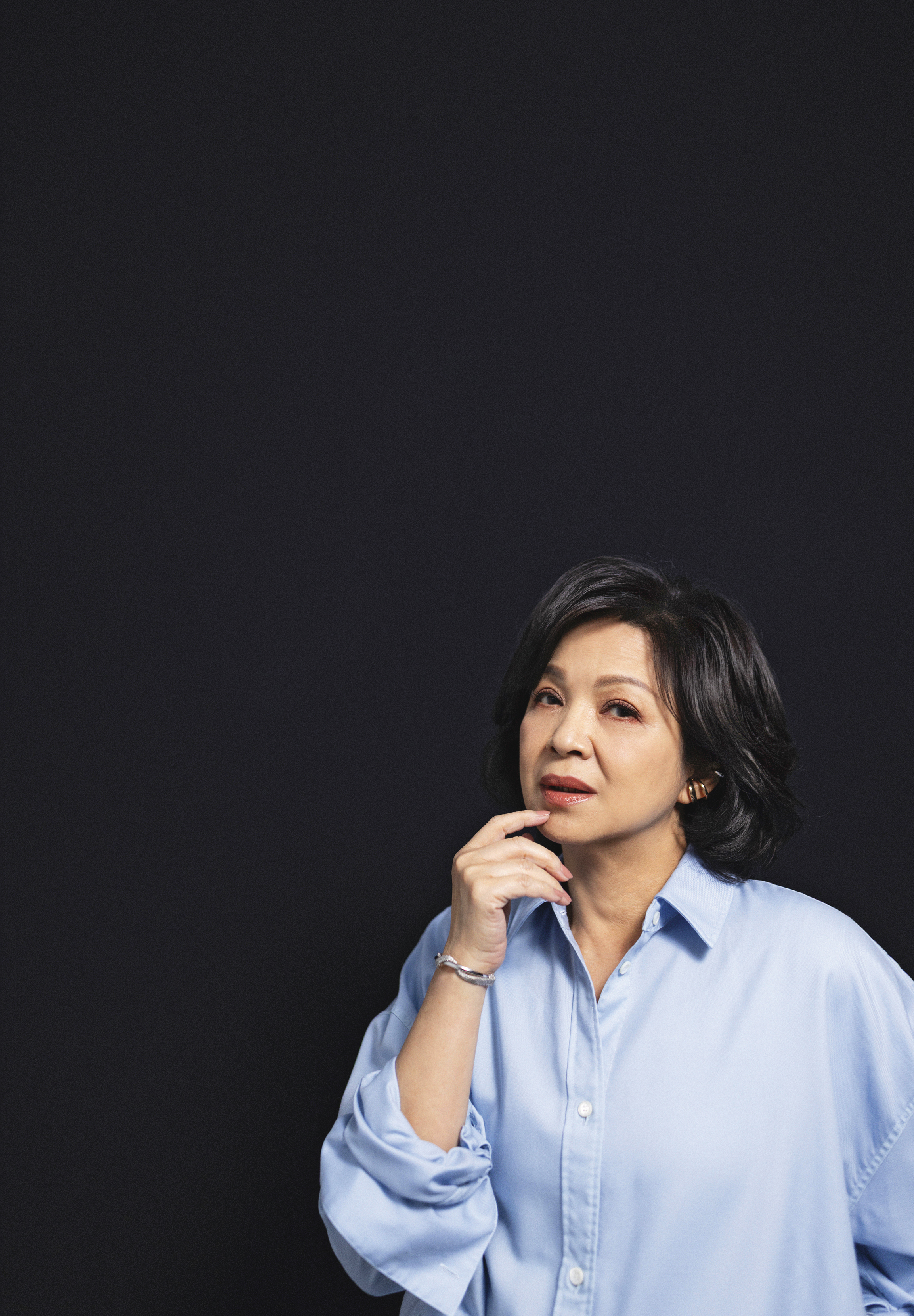 問她演媽媽的想法，楊貴媚可以侃侃而談；但一問她《影后》，立刻開啟她的防衛機制，撇清劇情到底在影射誰的八卦，「那個是嚴藝文寫的劇本！」