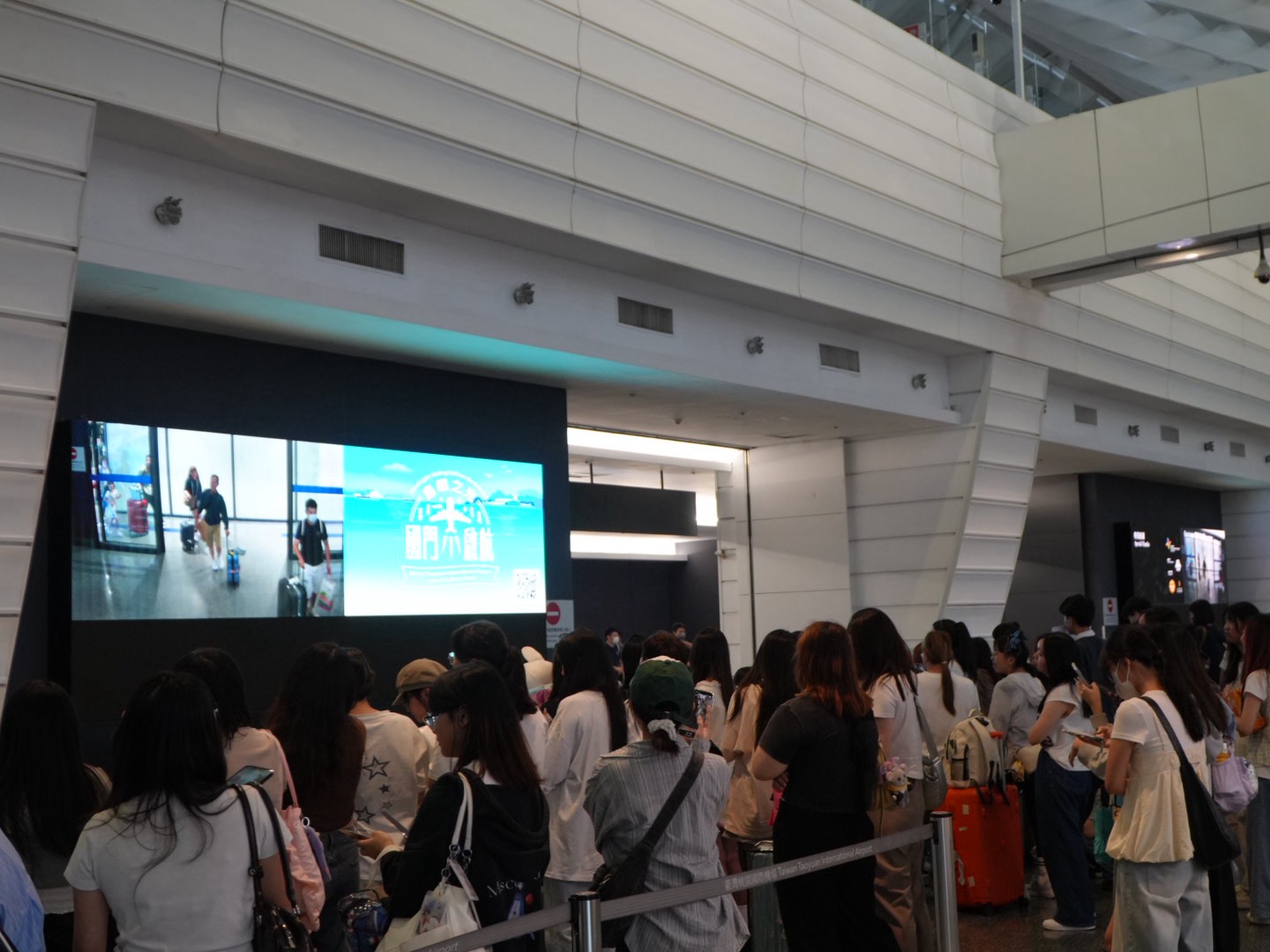 約百名粉絲在桃園機場等候GeminiFourth抵台，給他們最直接的歡迎。（讀者提供）