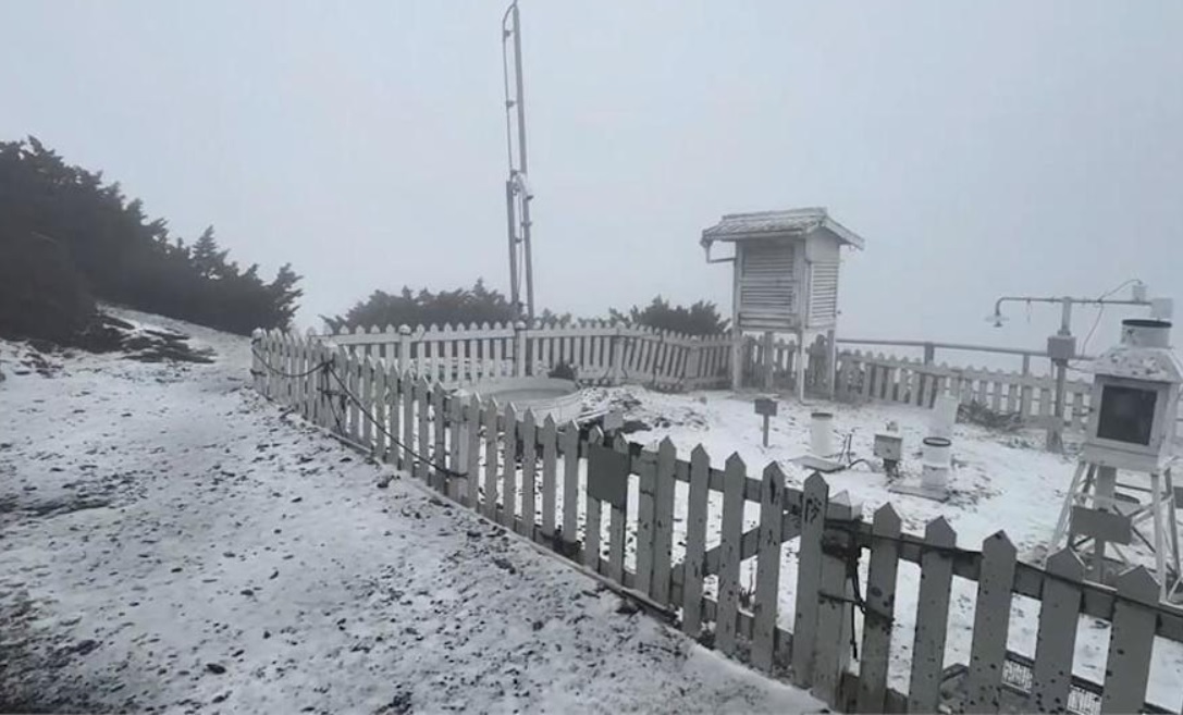 玉山今日中午降雪，氣象站一片銀白。（氣象署提供）
