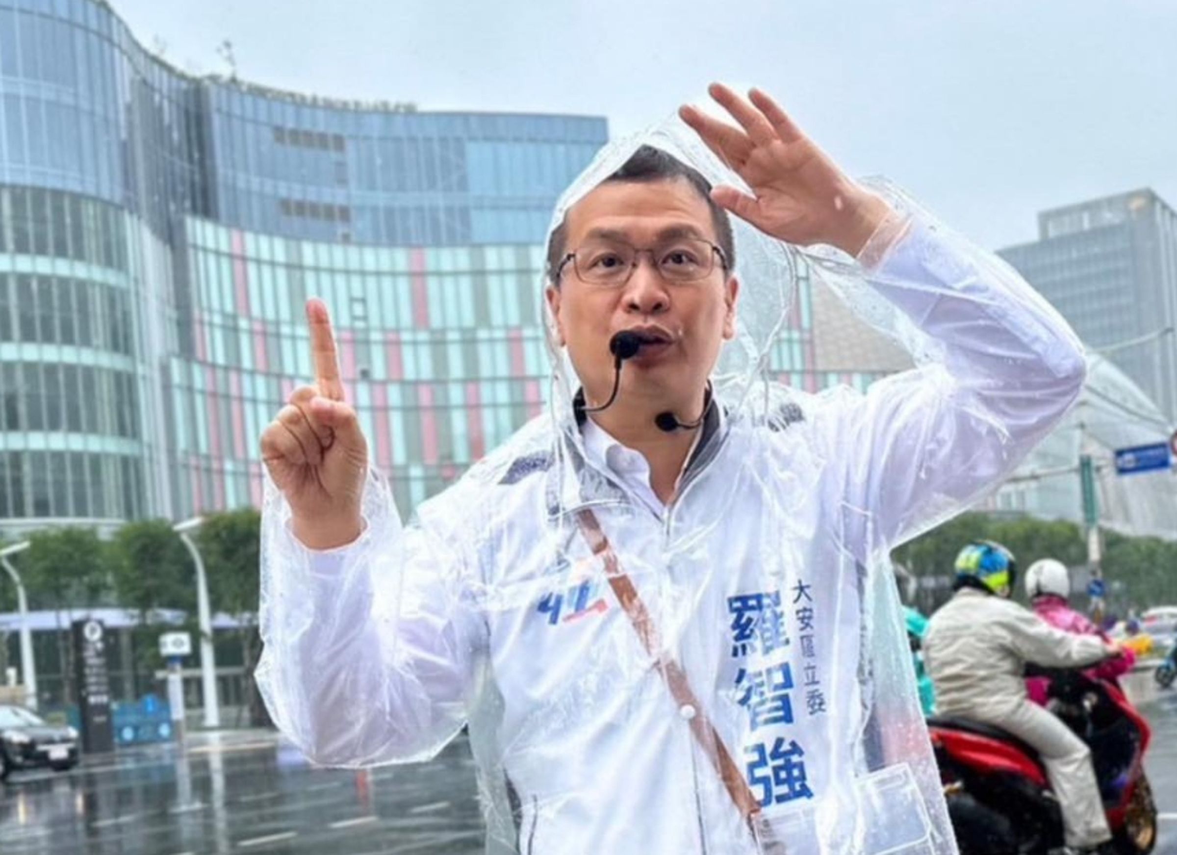 羅智強自爆「糧草告急」面臨財務危機,妻子要他把房子拿去抵押。(翻攝自羅智強臉書)
