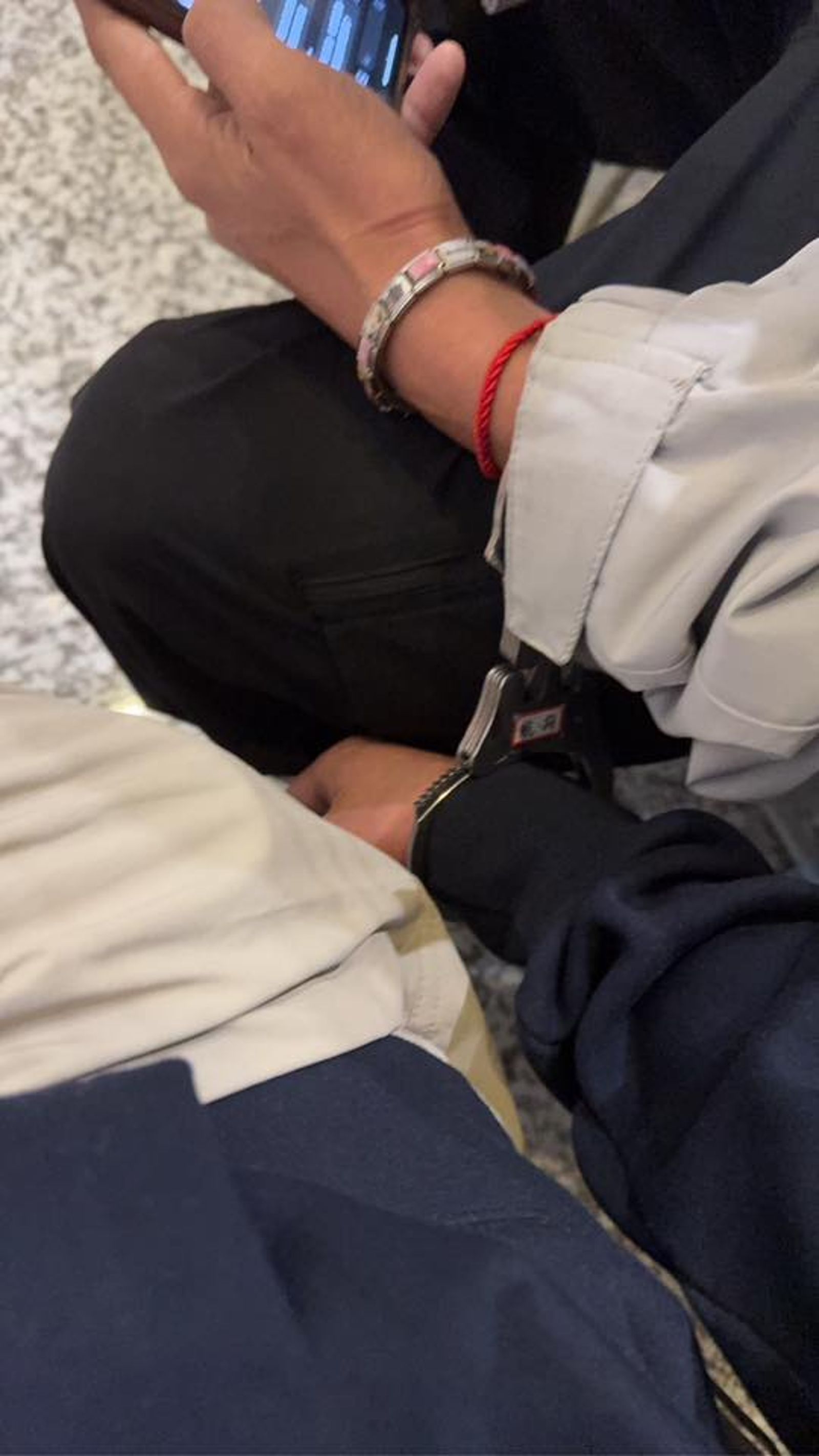 晚安小雞一回台就被航警帶走，他還自己拍下戴手銬的畫面表示要去地檢署了。（翻攝自晚安小雞臉書）