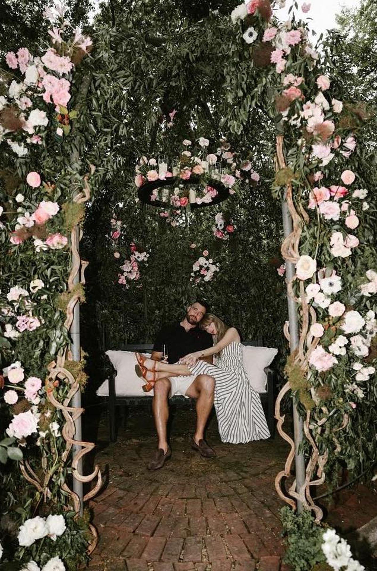 泰勒絲(右)和崔維斯(左)正式步入禮堂。(翻攝taylorswift IG)