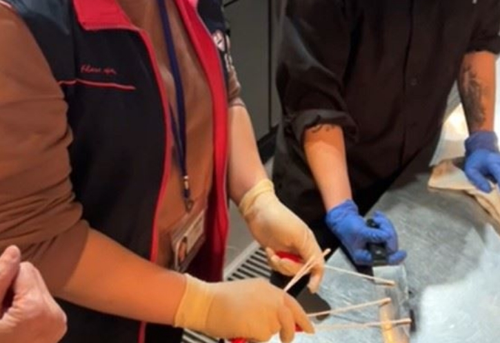 基隆近日某知名餐飲集團的餐酒館，有8名民眾用餐後，7人出現上吐下瀉症狀。（翻攝畫面）