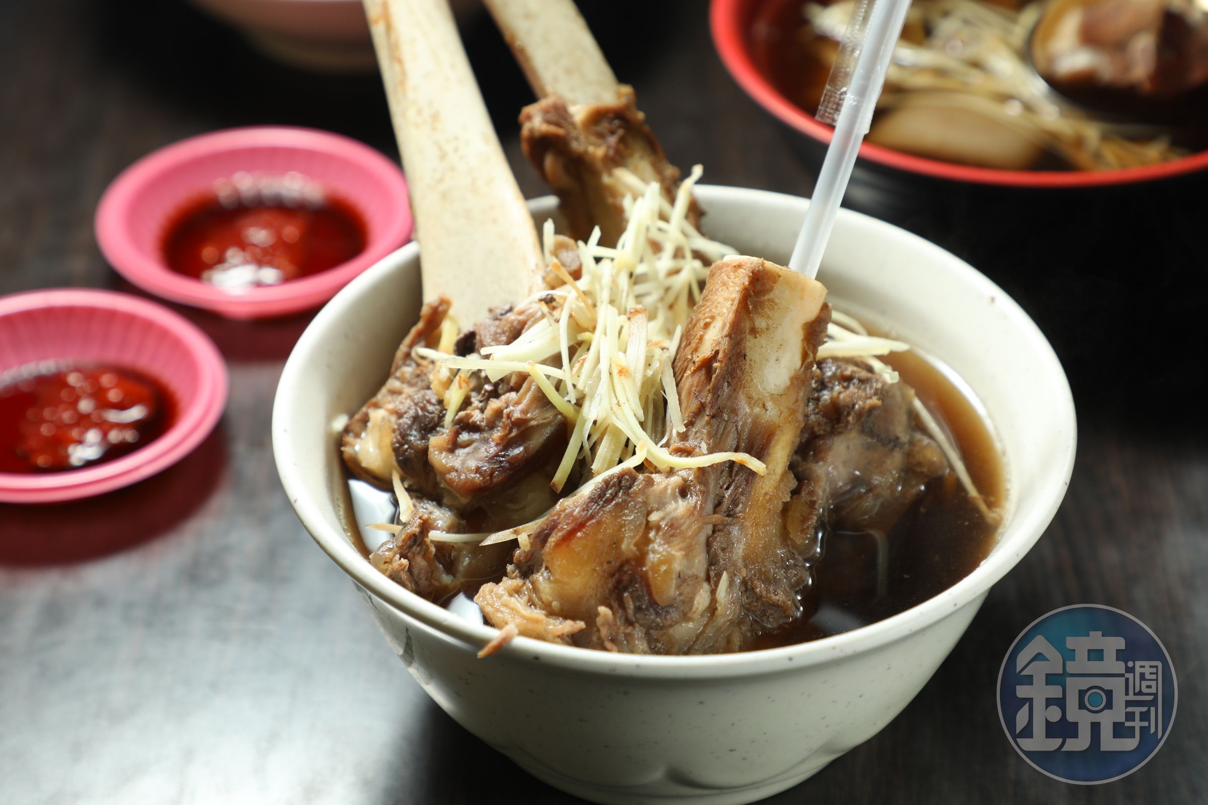 「羊腳筋湯」骨邊肉細嫩,附著軟彈腳筋,可用吸管吸吮骨髓,口感像布丁,沒有可怕臊味。(170元/碗)