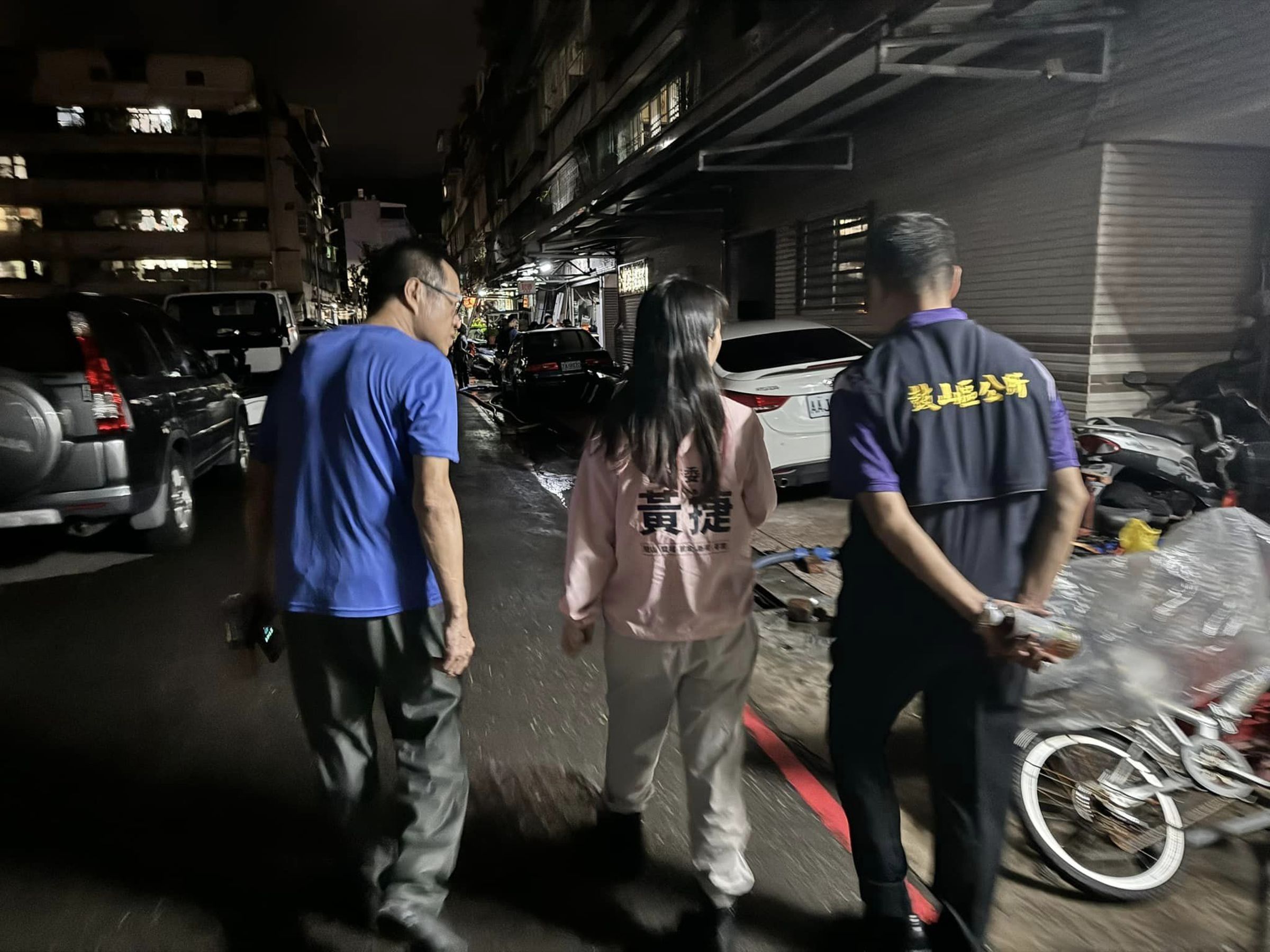 黃捷今發出她在高雄勘災的照片，坦言前幾天不在國內，她也向里民致歉。（翻攝自黃捷臉書）