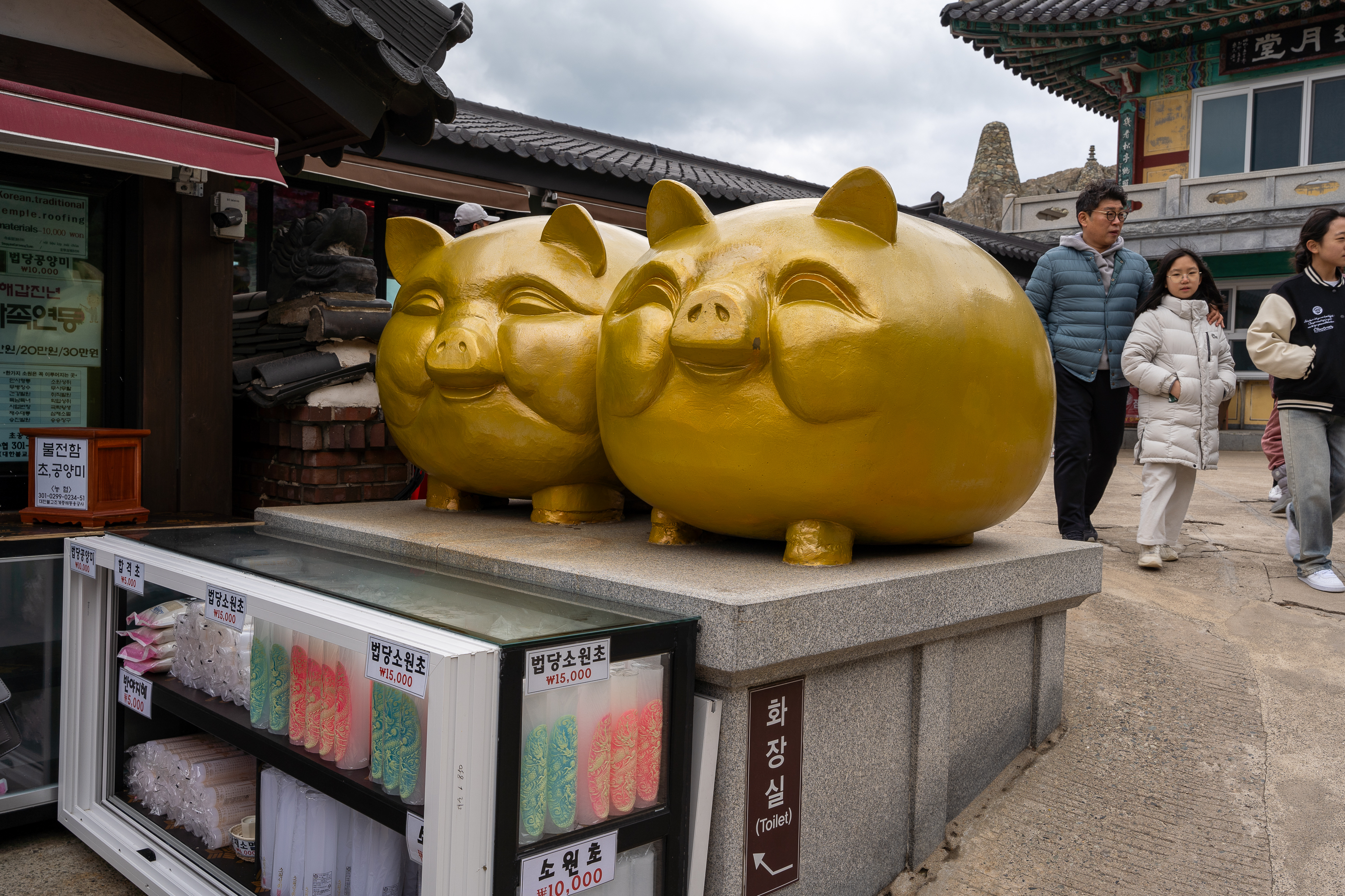 祈福的金豬，刻意做成以前的撲滿造型。