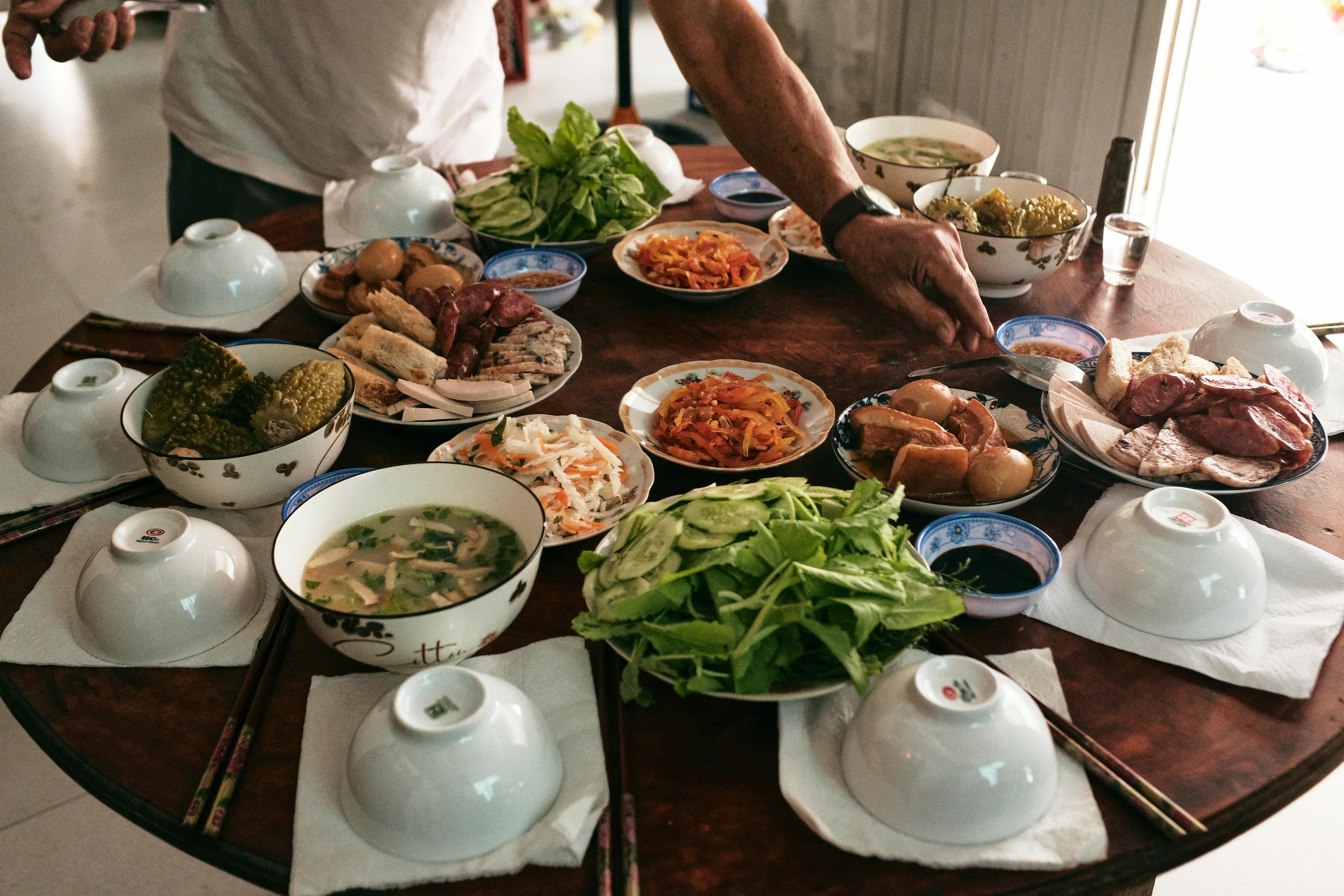 過年是親朋好友團聚的時刻，但一桌彭湃的好菜，可能是煮飯者在廚房裡防陸一下午的成果。（示意圖；翻攝自pexels）