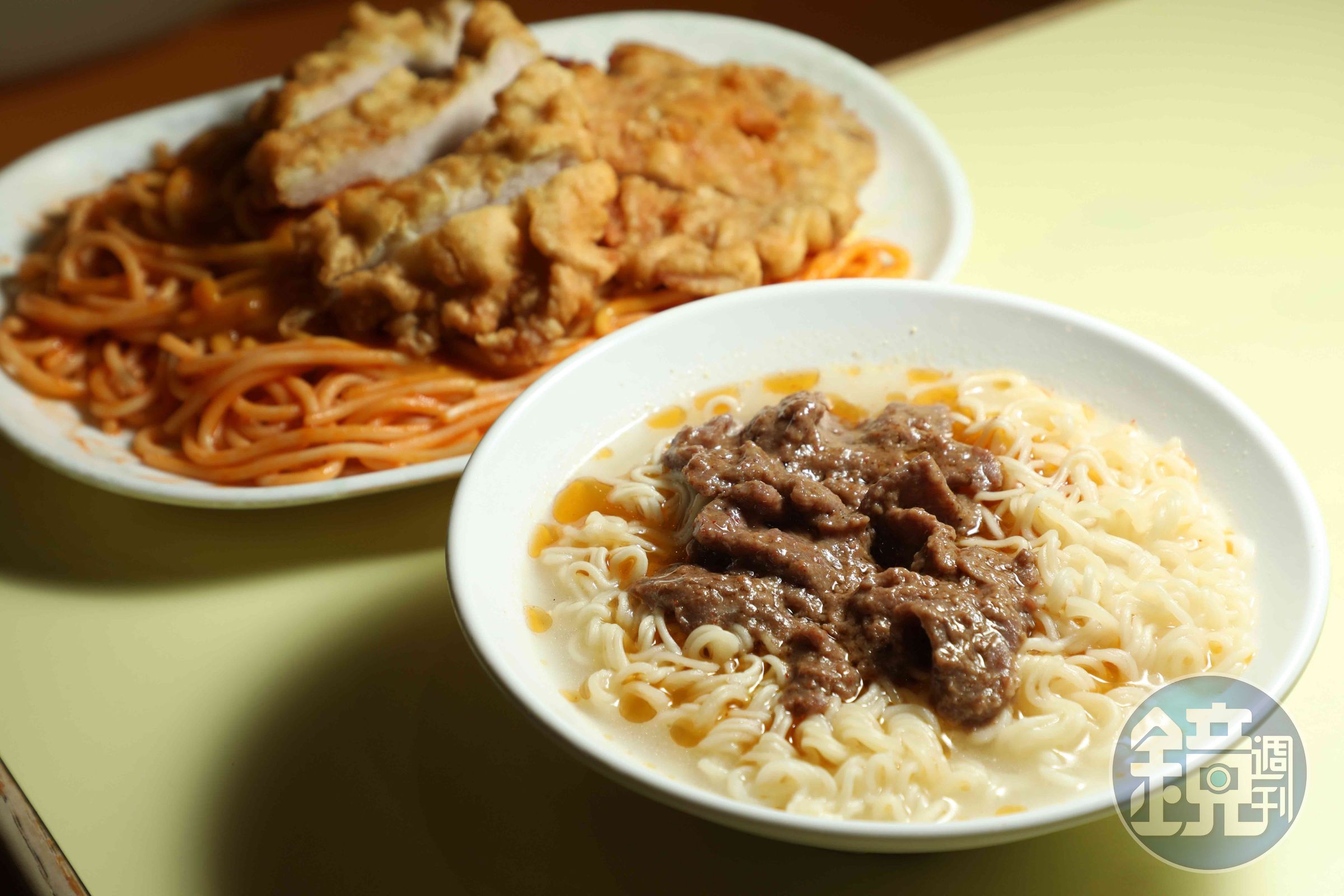 「沙嗲牛肉麵」(前,港幣33元/份,約NT$136)牛肉新鮮軟嫩;與「豬扒燴意粉」(後,港幣60元/份,約NT$246)都是熟客最愛。