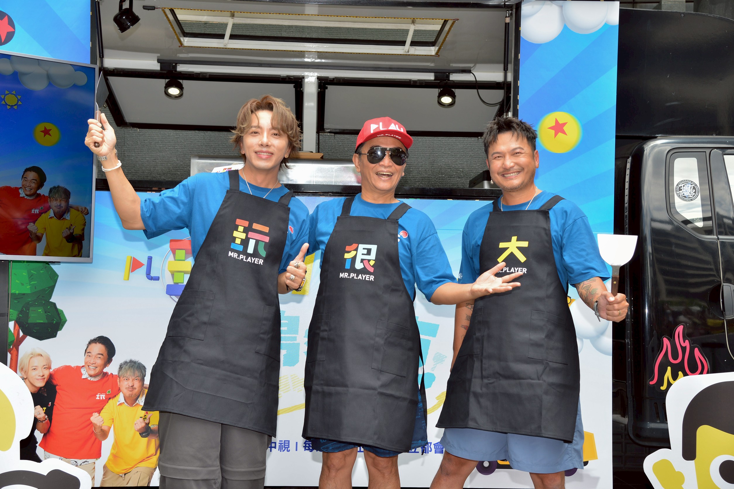 坤達（左起）、吳宗憲、KID出席《綜藝玩很大》記者會。（三立提供）