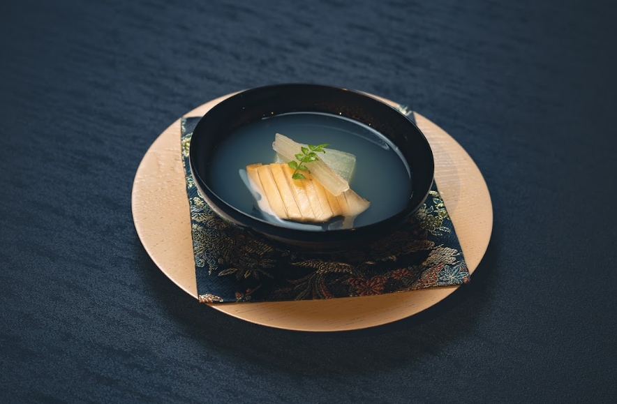 蛤蜊高湯、黑鮑魚與冬瓜的組合，是屬於台灣夏日的滋味。（赫士盟提供）