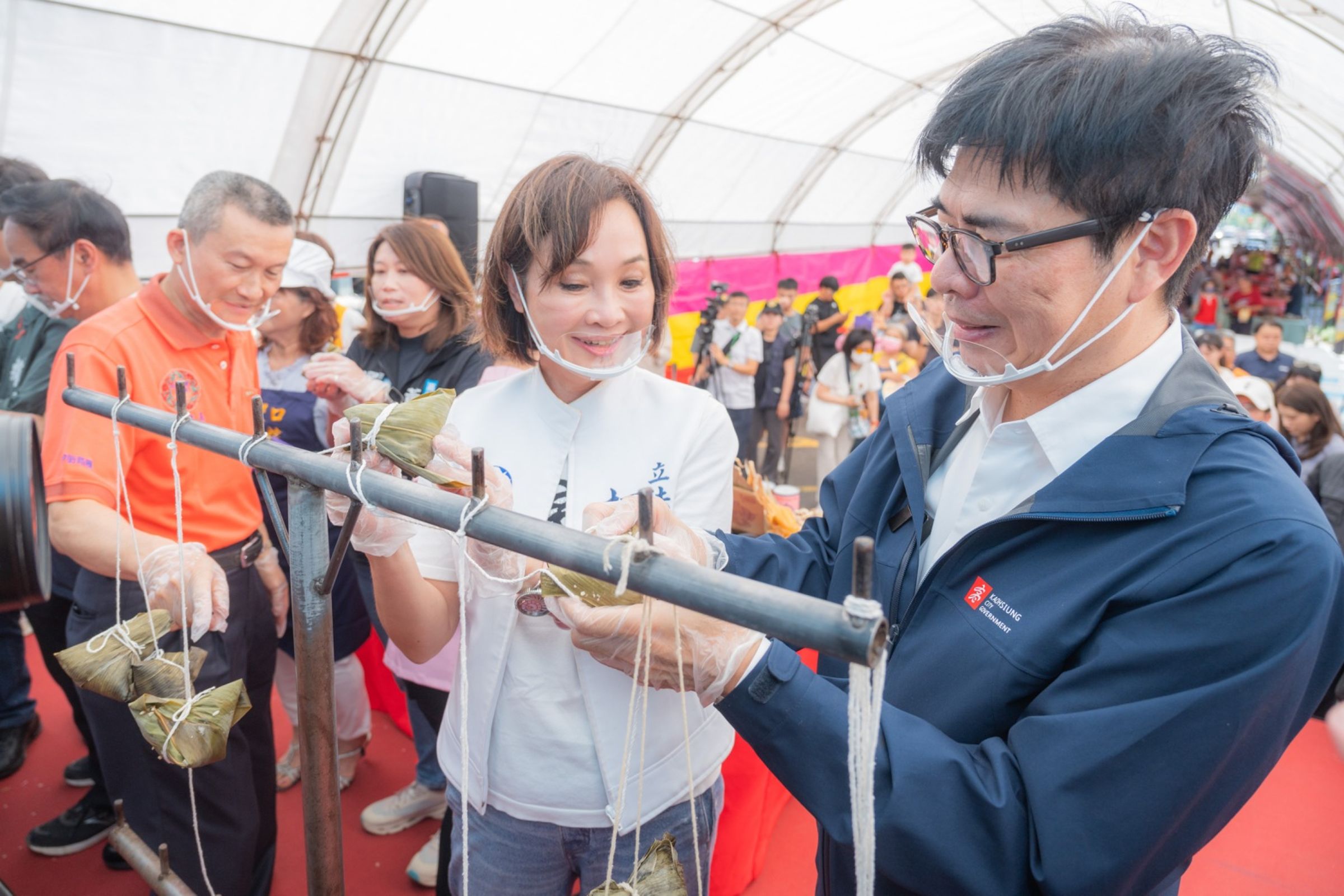 柯志恩在面對民調落後與話題爭議，皆選擇短時間內以直球回應，並呼籲選民良善理性，與對手賴瑞隆遇事沉默的處理方式形成對比。