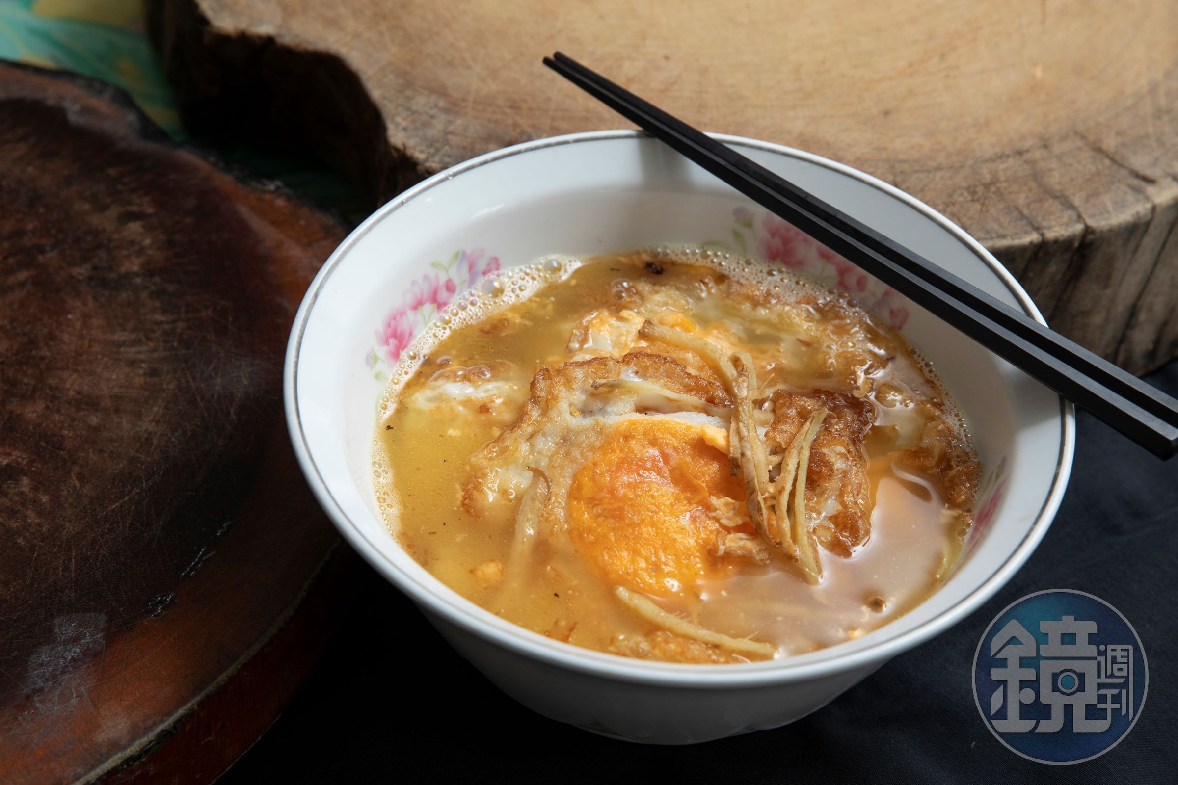 老姜的店團客預約餐中的麻油鴨蛋蛋酒，是許緞的拿手古早味，還能提供三杯皮蛋這類的創意菜色。（50元／碗）