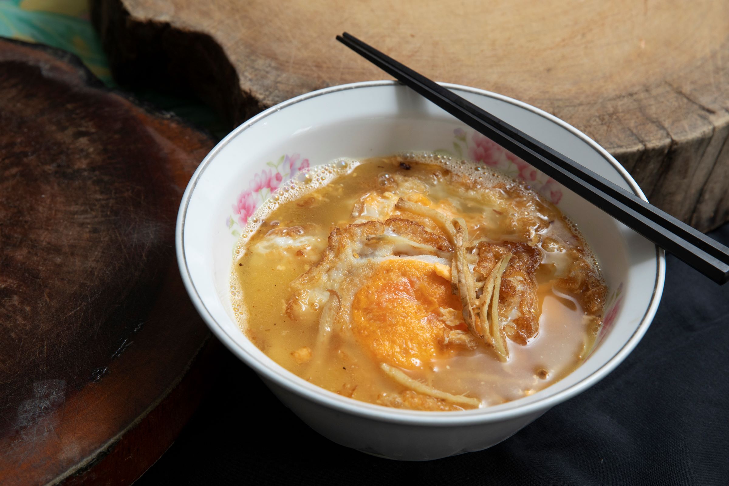 老姜的店團客預約餐中的麻油鴨蛋蛋酒,是許緞的拿手古早味,還能提供三杯皮蛋這類的創意菜色。(50元/碗)