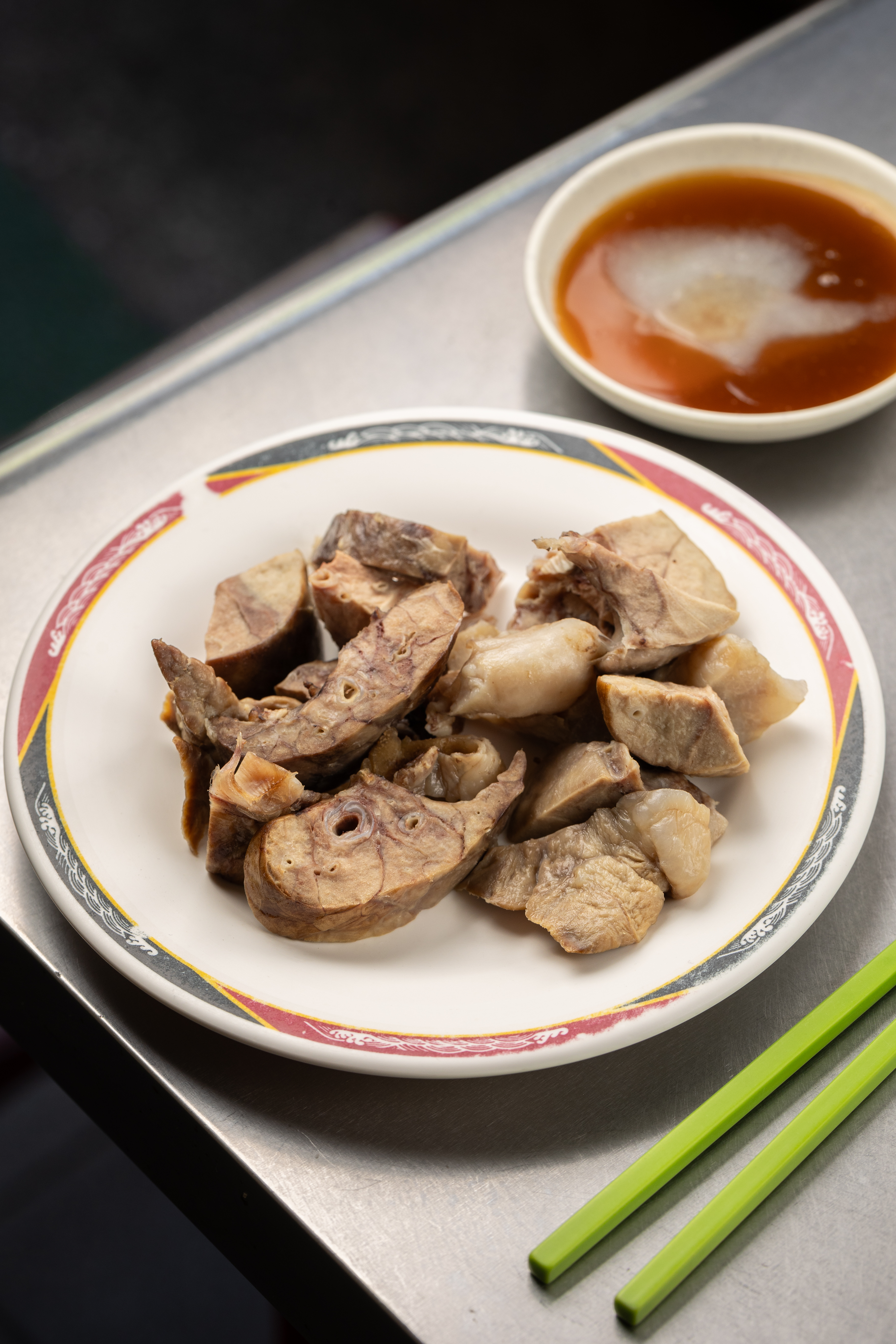 老饕必點的「豬肺」處理得非常乾淨，分成灌漿與沒灌漿兩種口感，可依個人喜好選擇。（30元／小份）