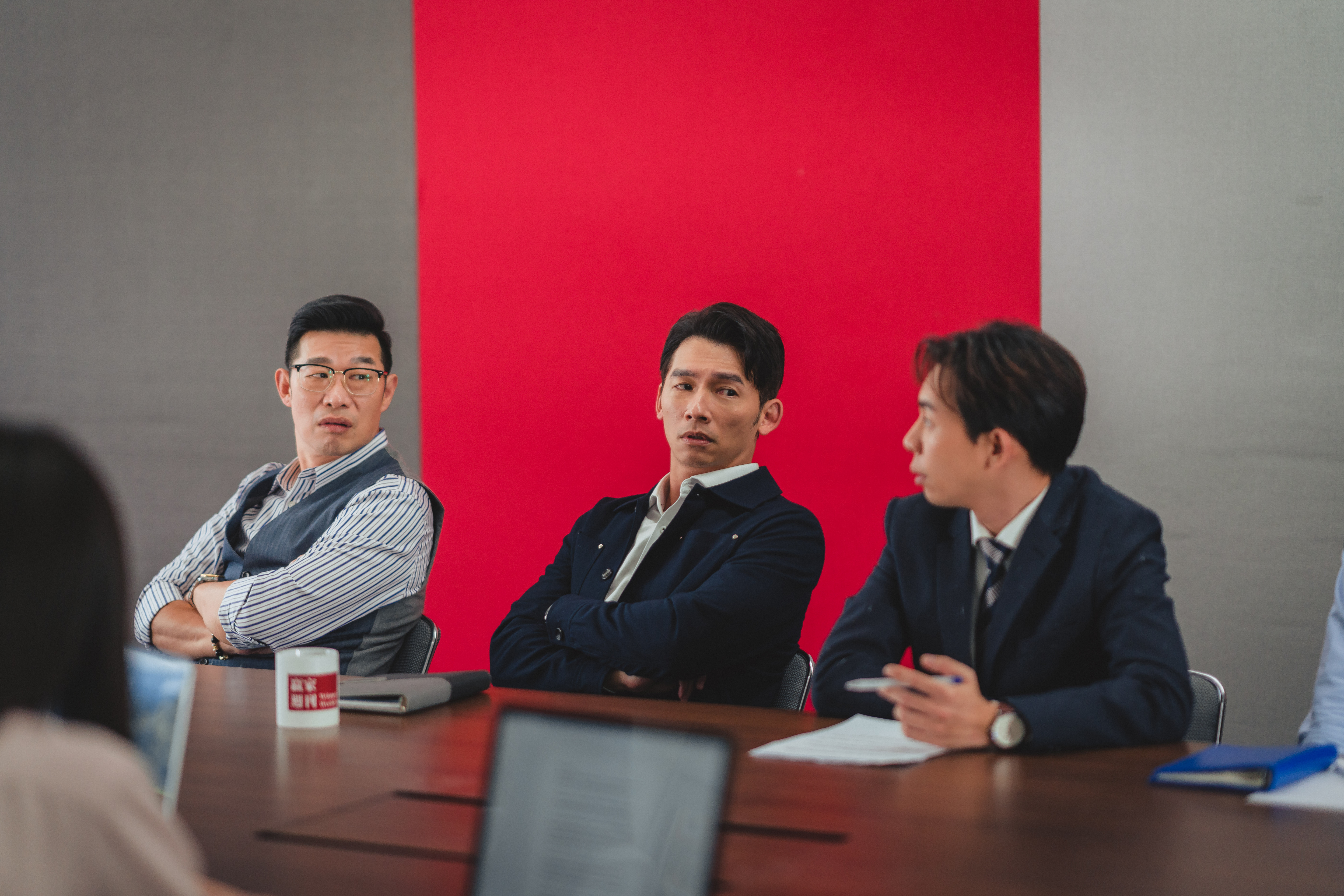 馬力歐、溫昇豪飾演職場老鳥。（鏡文學提供）