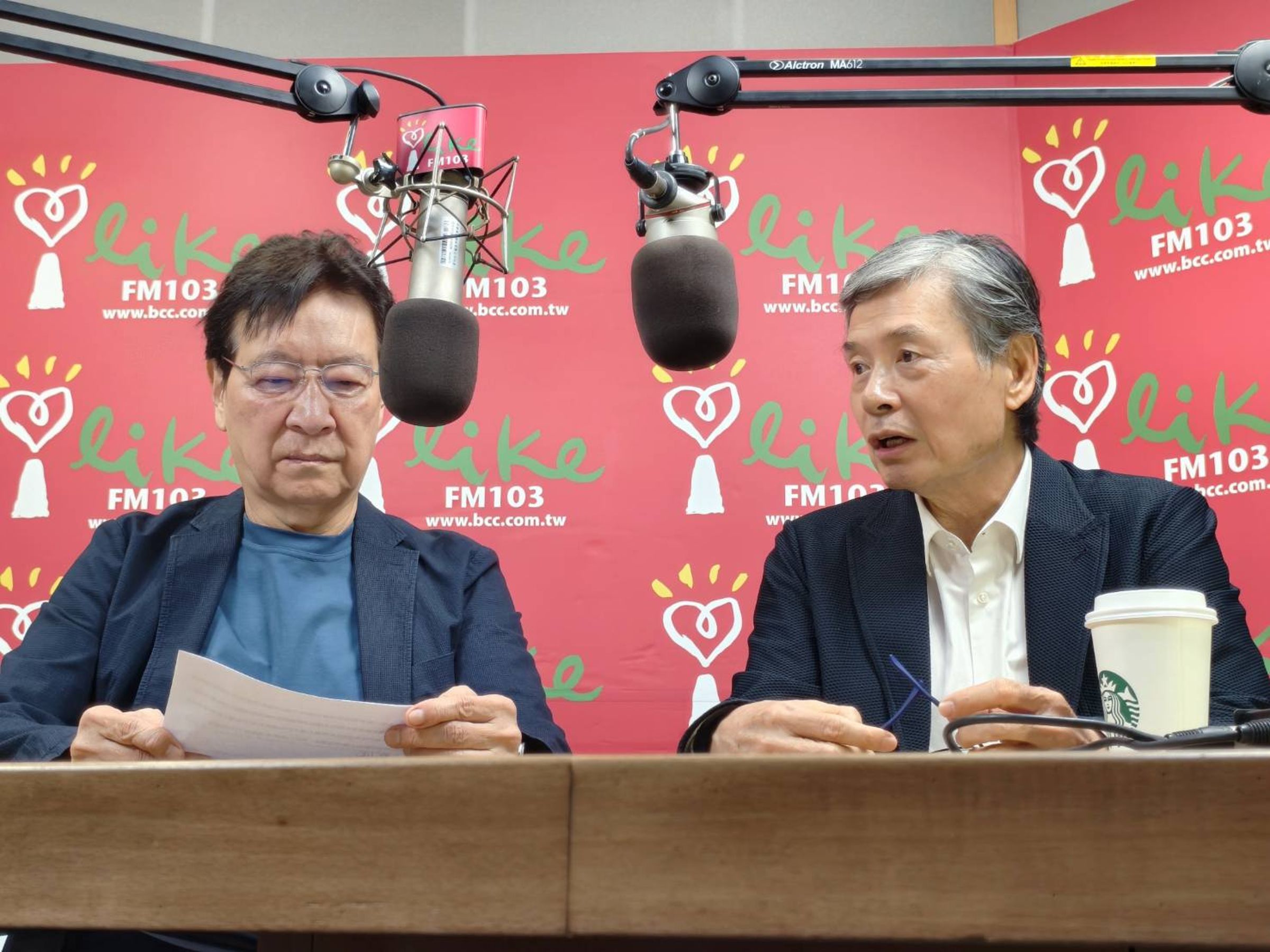 國安會前祕書長金溥聰(右)今接受趙少康專訪。(中廣提供)