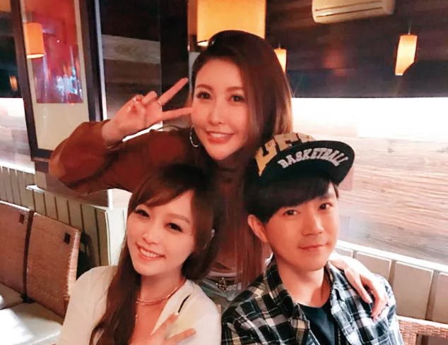 李岳回應愷樂近況，坦言一直有聯繫而且會「盡自己能力關心她」。兩人之前也和小蜜桃姐姐與香蕉哥哥拍出「回憶殺」的合照。（翻攝臉書）