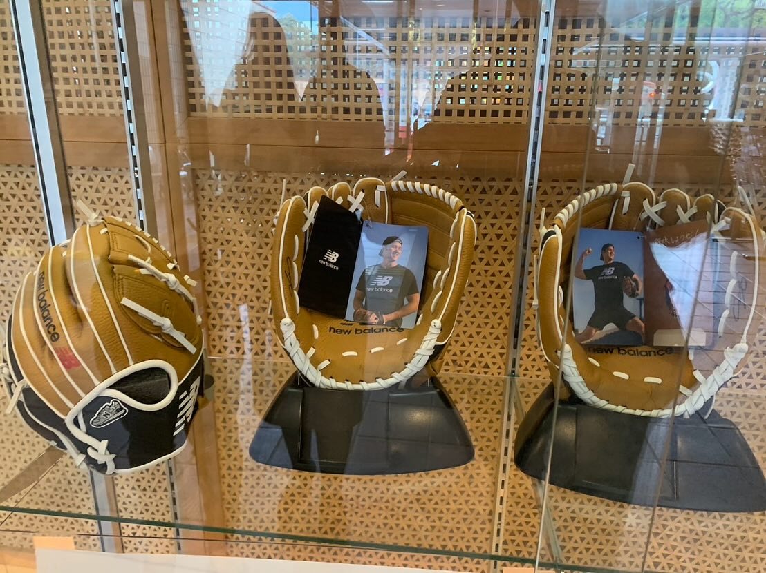 大谷翔平送給全日本國小的棒球手套，被別府市當成展示品。（翻攝自長野恭紘臉書）