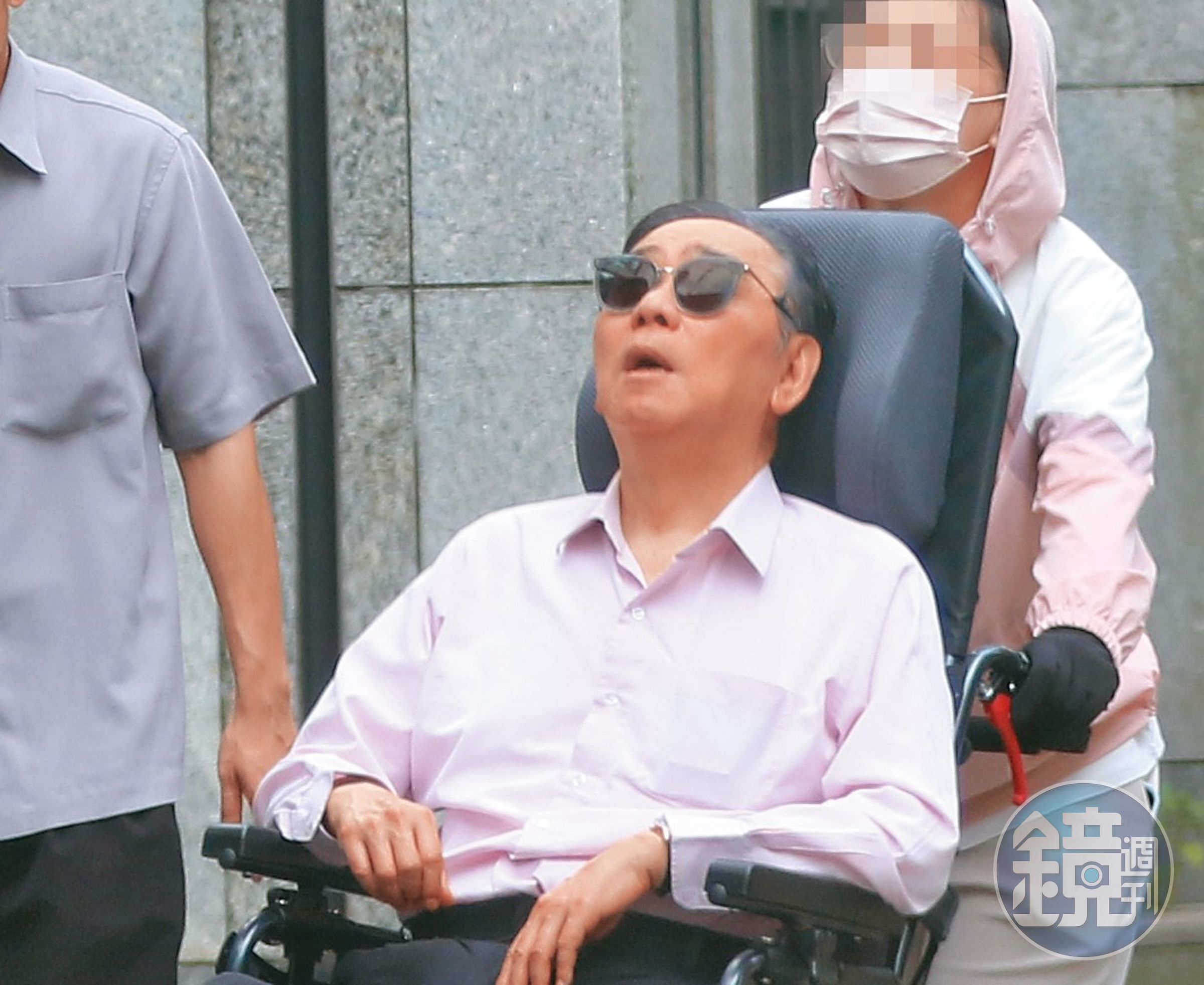 12：20散步後回到御之苑豪宅，王文洋還抬起頭感受陽光