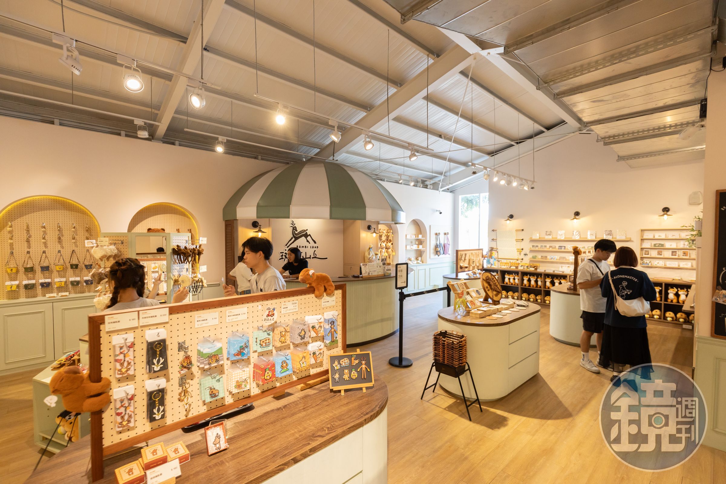 「斑比選物店」內有近百款水豚與小鹿周邊商品，超級好逛。