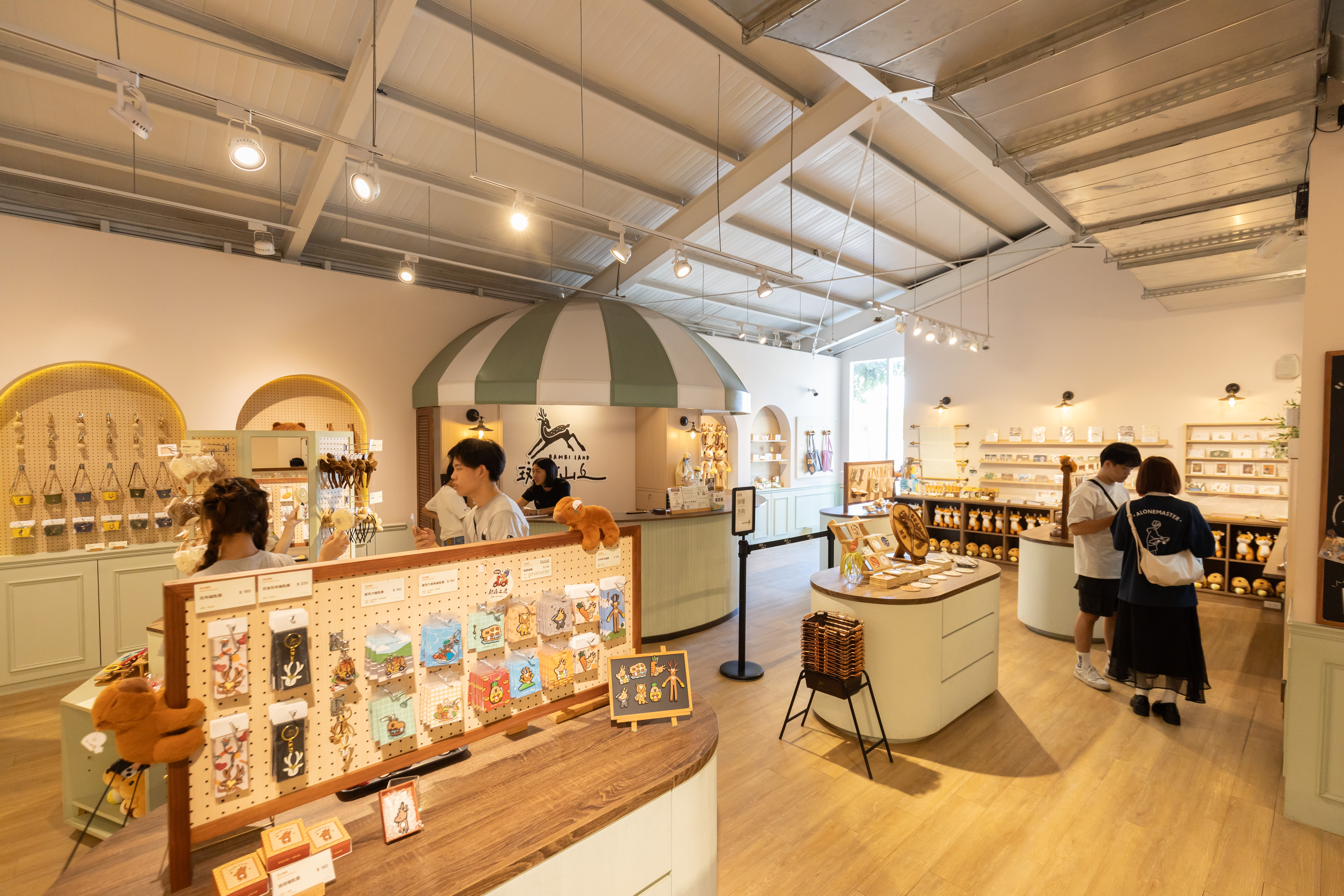 「斑比選物店」內有近百款水豚與小鹿周邊商品，超級好逛。