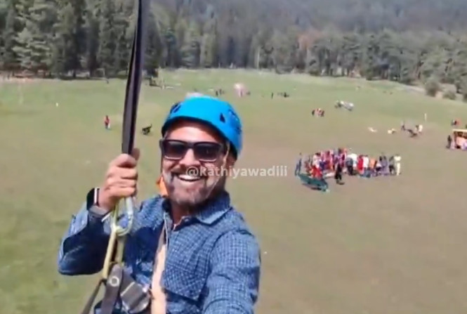 一名印度遊客體驗滑索時高空自拍，意外錄到克什米爾恐攻現場，不少遊客四處竄逃。（翻攝X@CollinRugg）