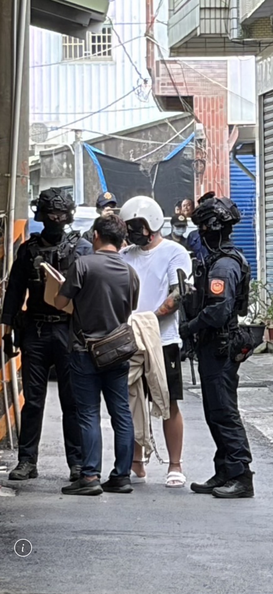林嫌(頭戴白色安全帽)向警方供出騎乘哪魎機車犯案。(讀者提供)