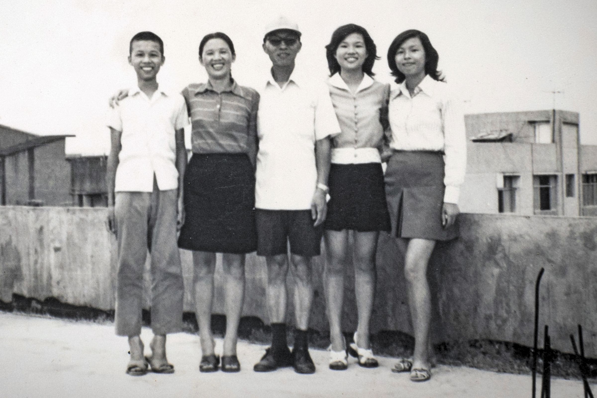 畢恆達母親家族有遺傳性小腦萎縮症基因，母親晚年也不幸發病。（左二為畢恆達母親，左一為畢恆達）