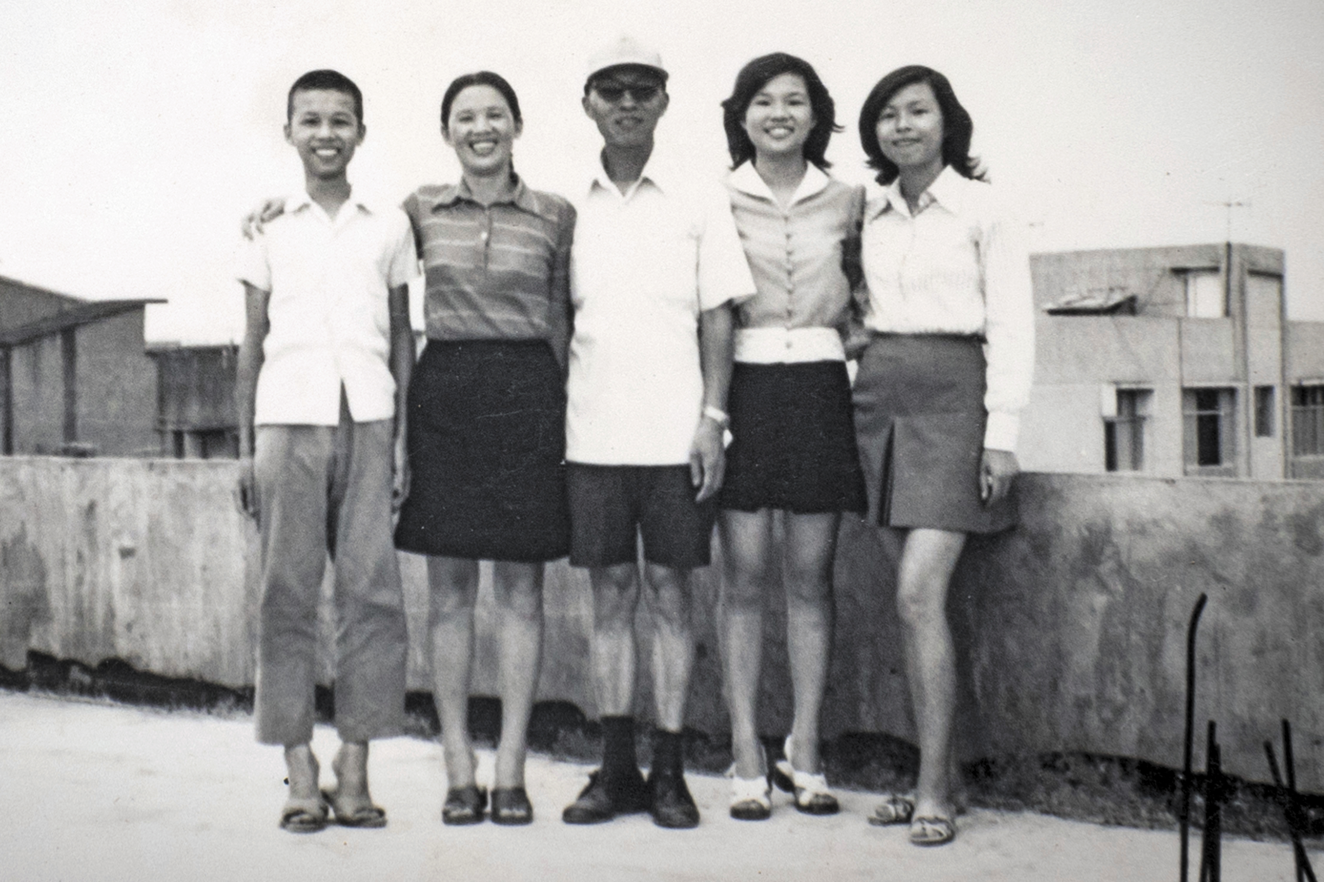 畢恆達母親家族有遺傳性小腦萎縮症基因，母親晚年也不幸發病。（左二為畢恆達母親，左一為畢恆達）