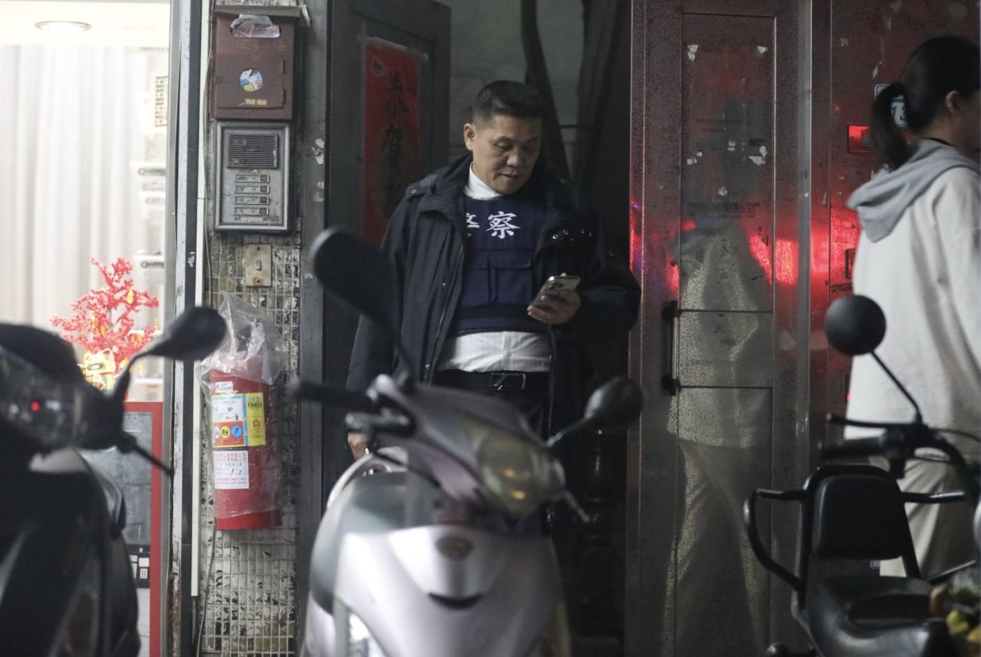 警方1日上門逮人卻撲空。